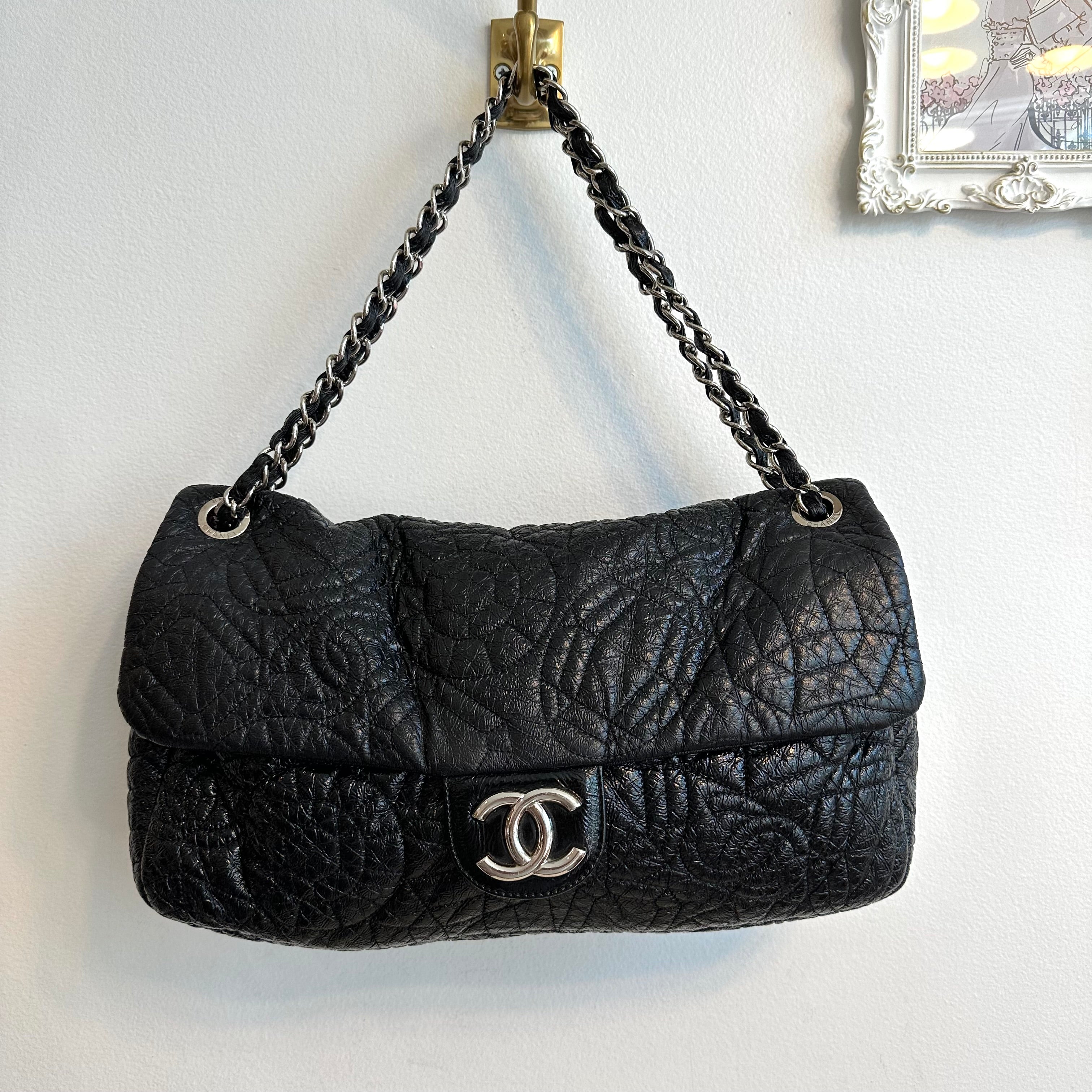 Pre-Owned CHANEL Graphic Edge Flap Shoulder Bag