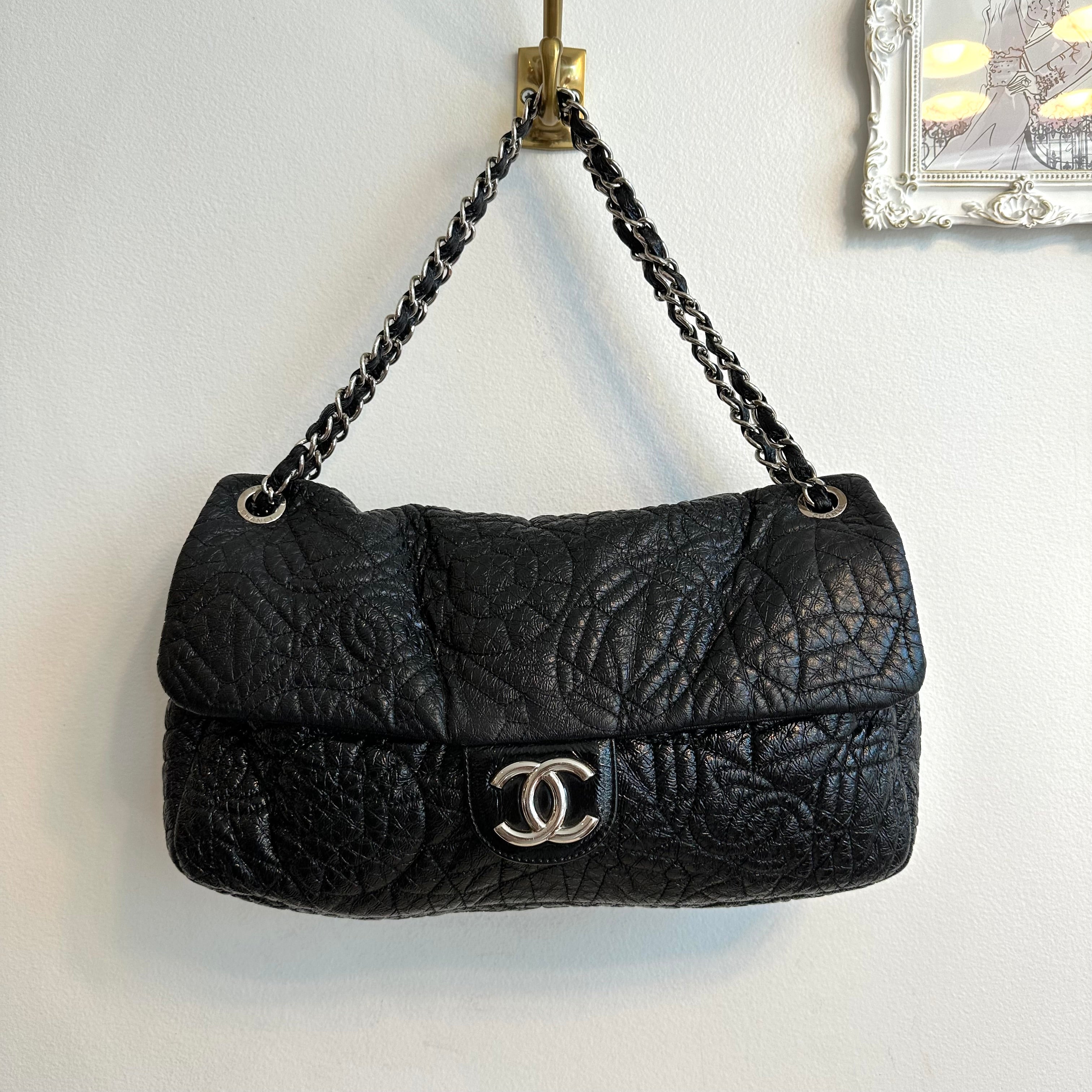 Pre-Owned CHANEL Graphic Edge Flap Shoulder Bag