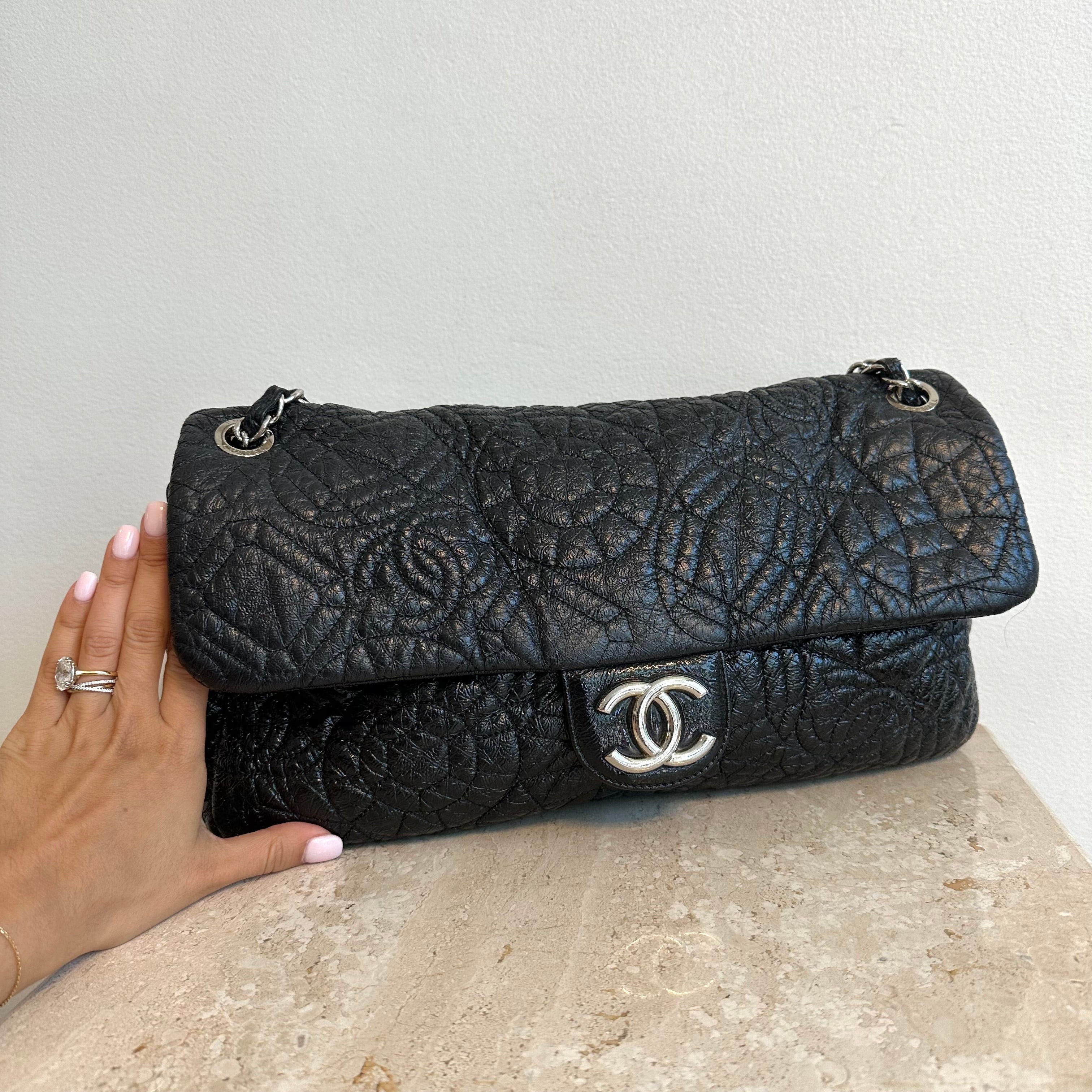 Pre-Owned CHANEL Graphic Edge Flap Shoulder Bag