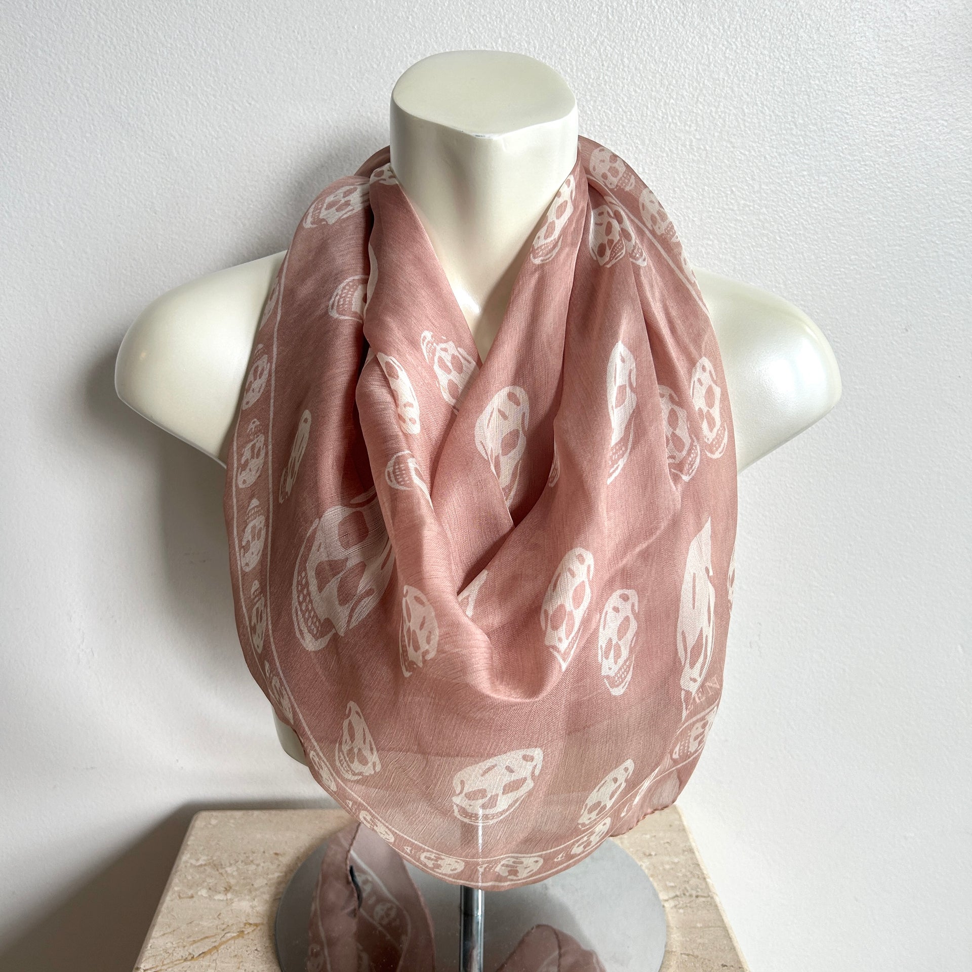 Pre-Owned ALEXANDER MCQUEEN Pink/Cream Silk Skull Scarf