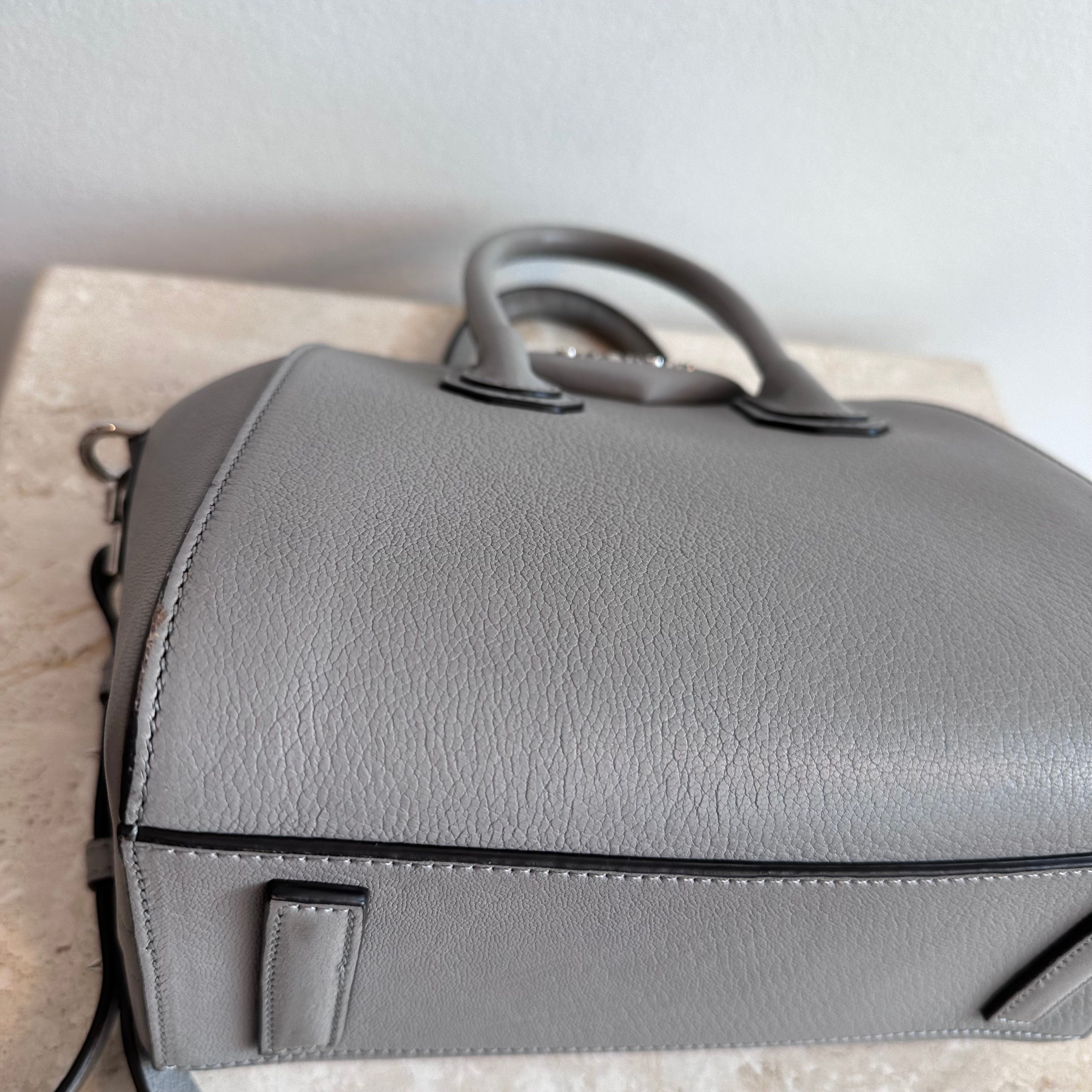 【関税込み】Givenchy グレー ミニ Antigona バッグ Givenchy Antigona Mini Leather Lock Bag, Gray | Costco