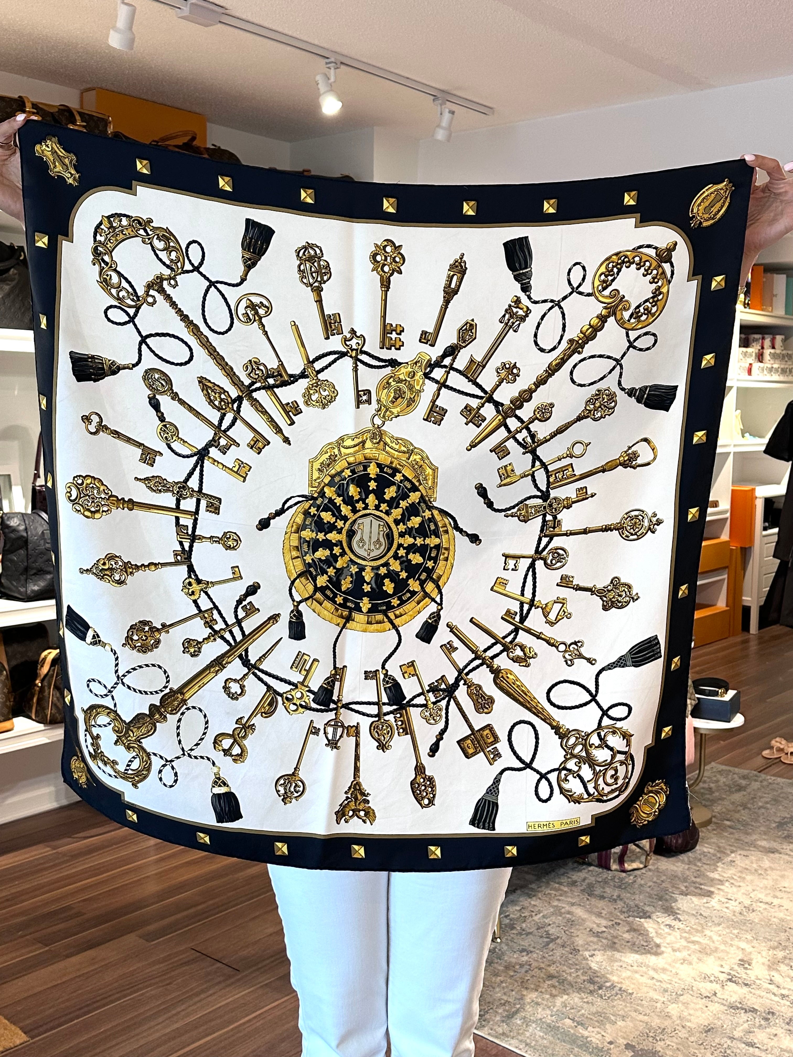 Pre-Owned HERMES Silk "Les Cles" Black/Gold Silk Scarf
