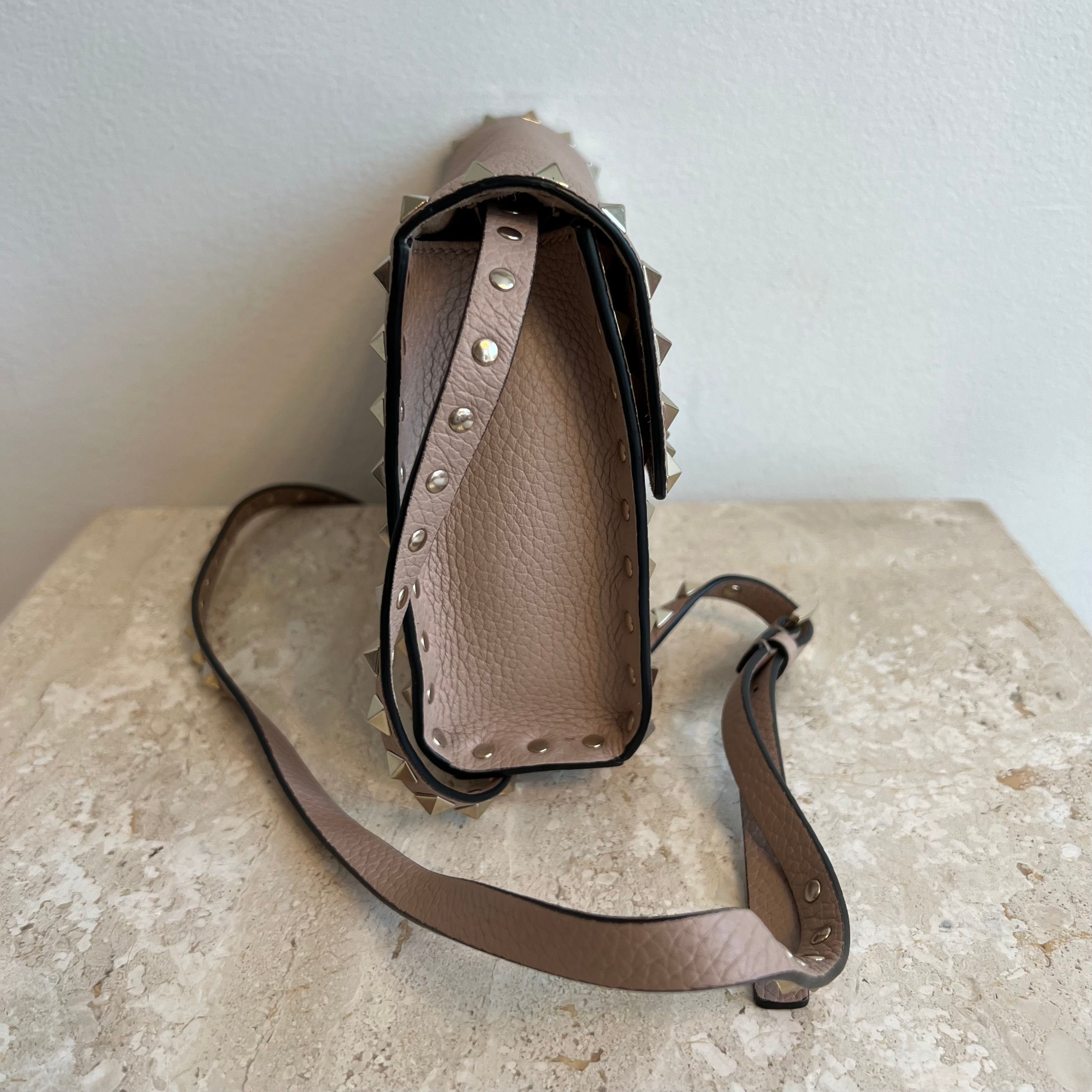 Pre-Owned VALENTINO Leather Medium Rockstud Crossbody Bag