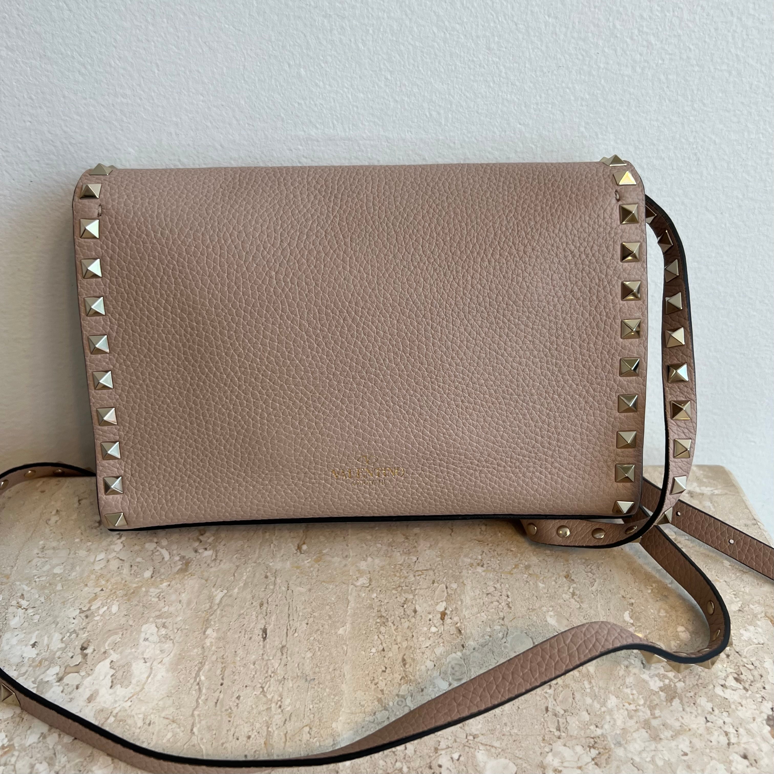 Pre-Owned VALENTINO Leather Medium Rockstud Crossbody Bag