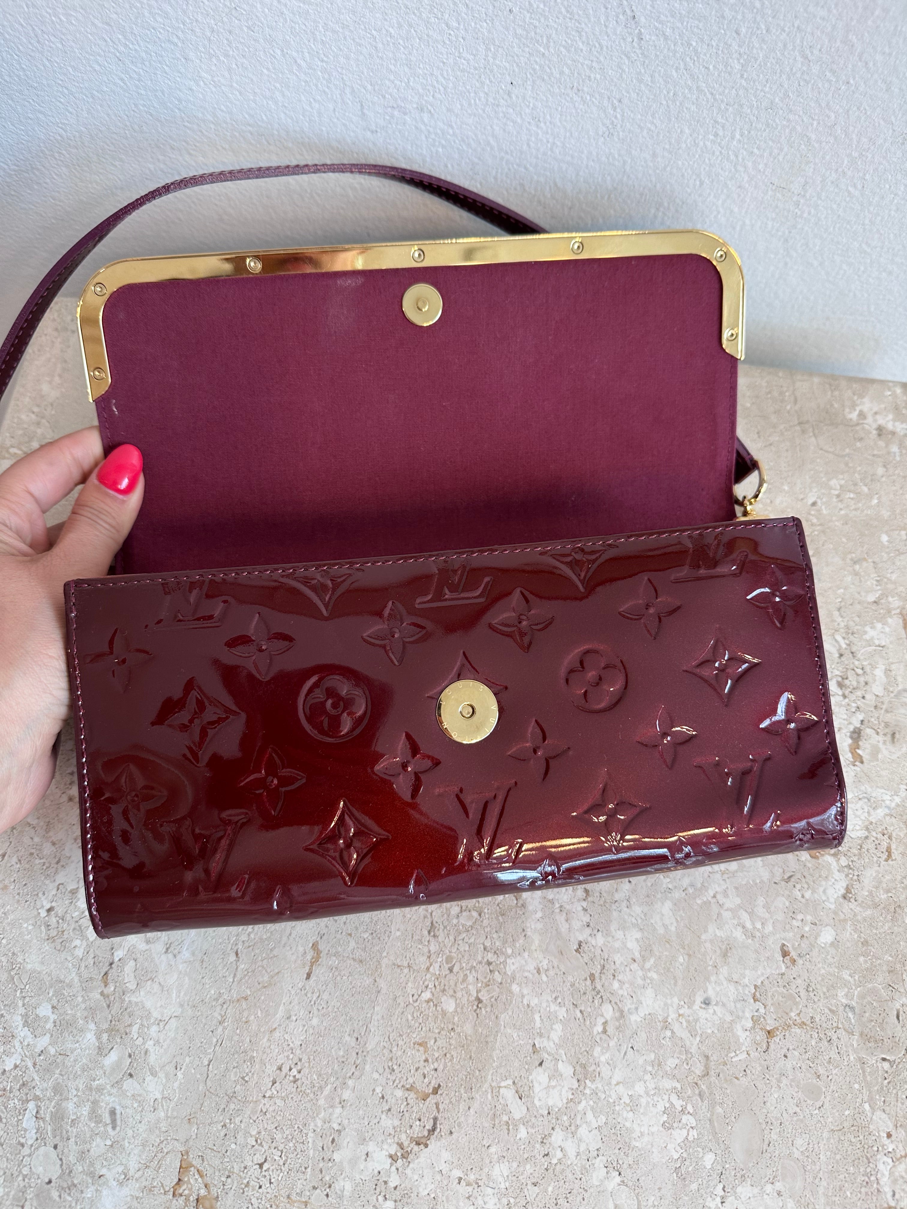 Louis Vuitton Amarante monogram vernis rossmore clutch Dark red Patent  leather ref.37365 - Joli Closet