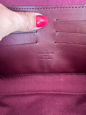 Pre-Owned LOUIS VUITTON Amarante Vernis Rossmore MM Clutch