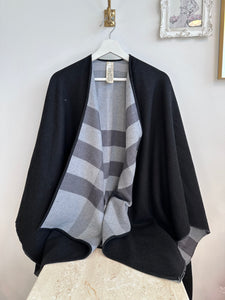 Pre-Owned BURBERRY Black Fine Wool Shawl With Grey Plaid