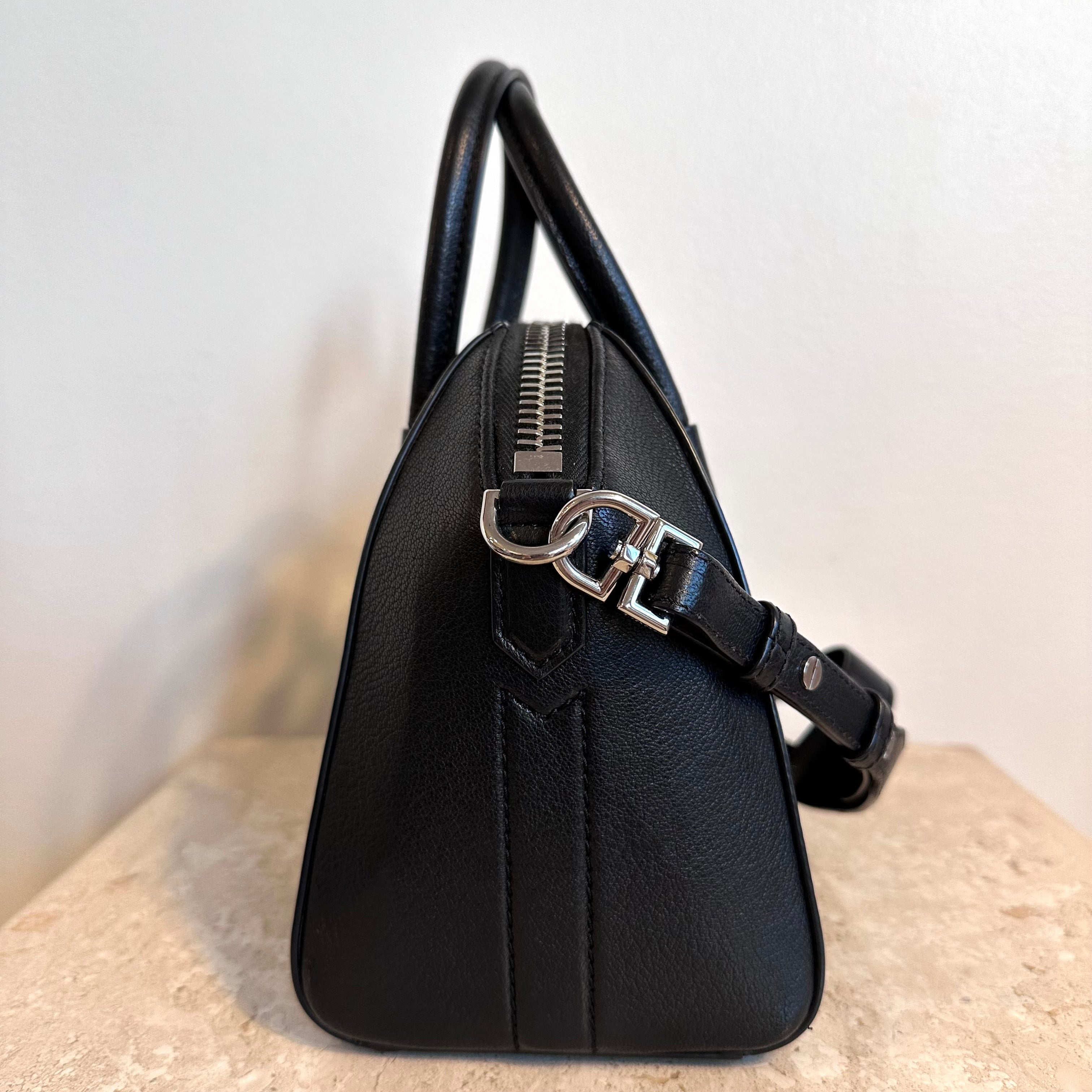 Pre-Owned GIVENCHY Mini Antigona Black Leather Bag