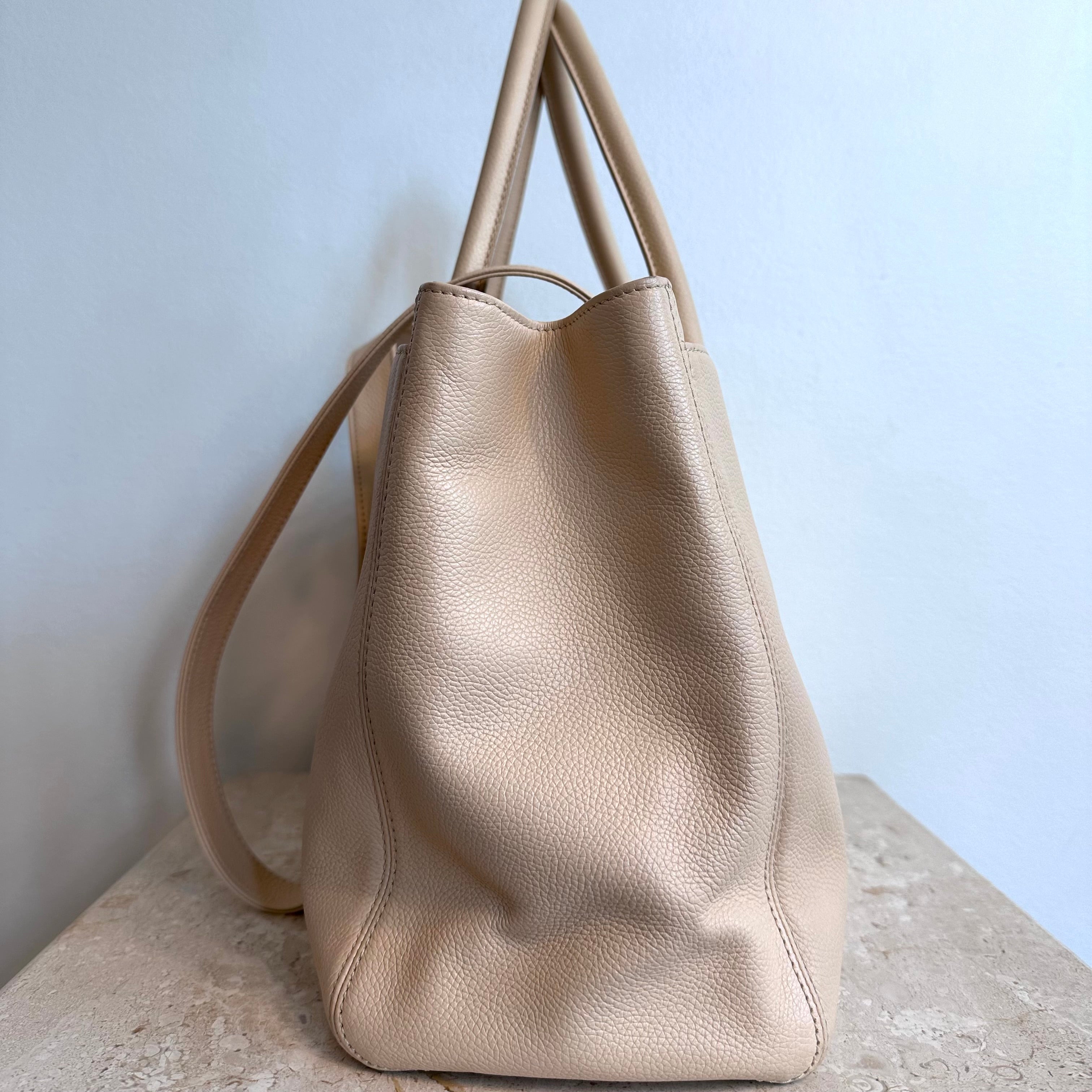Pre-Owned CHANEL Cream Cerf Medium Executive Tote