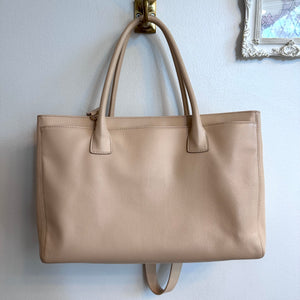 Pre-Owned CHANEL Cream Cerf Medium Executive Tote