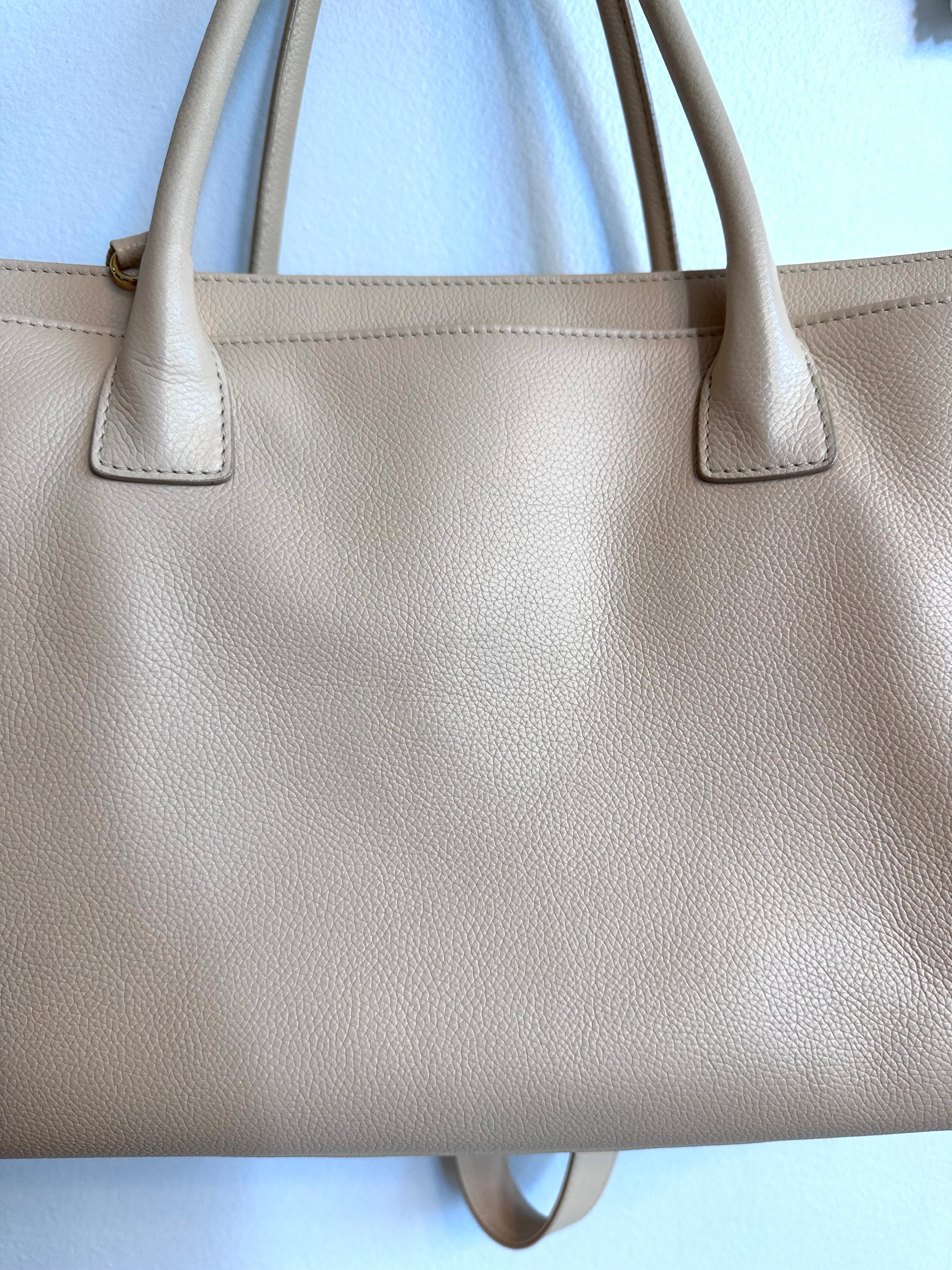 Pre-Owned CHANEL Cream Cerf Medium Executive Tote