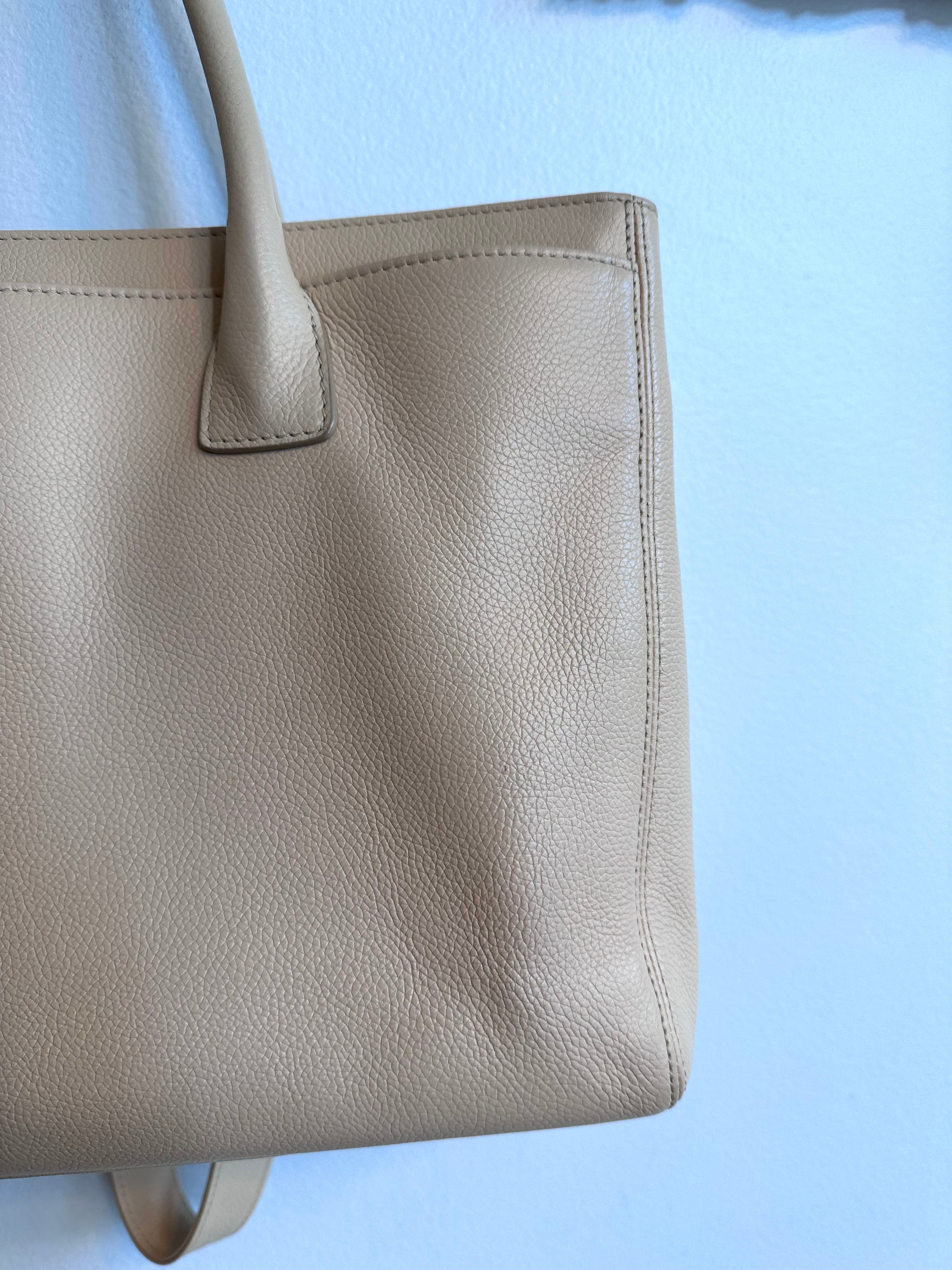 Pre-Owned CHANEL Cream Cerf Medium Executive Tote
