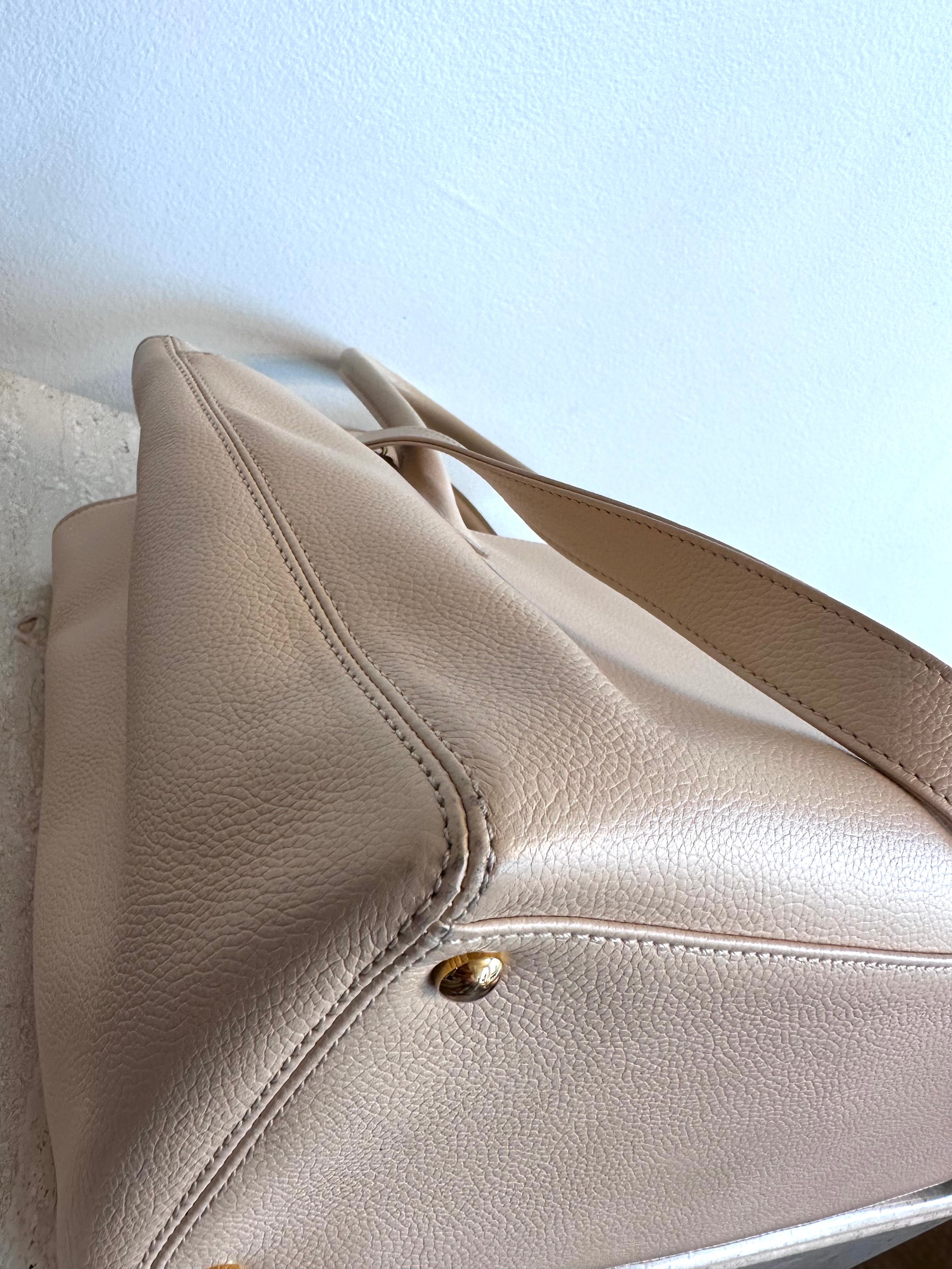 Pre-Owned CHANEL Cream Cerf Medium Executive Tote