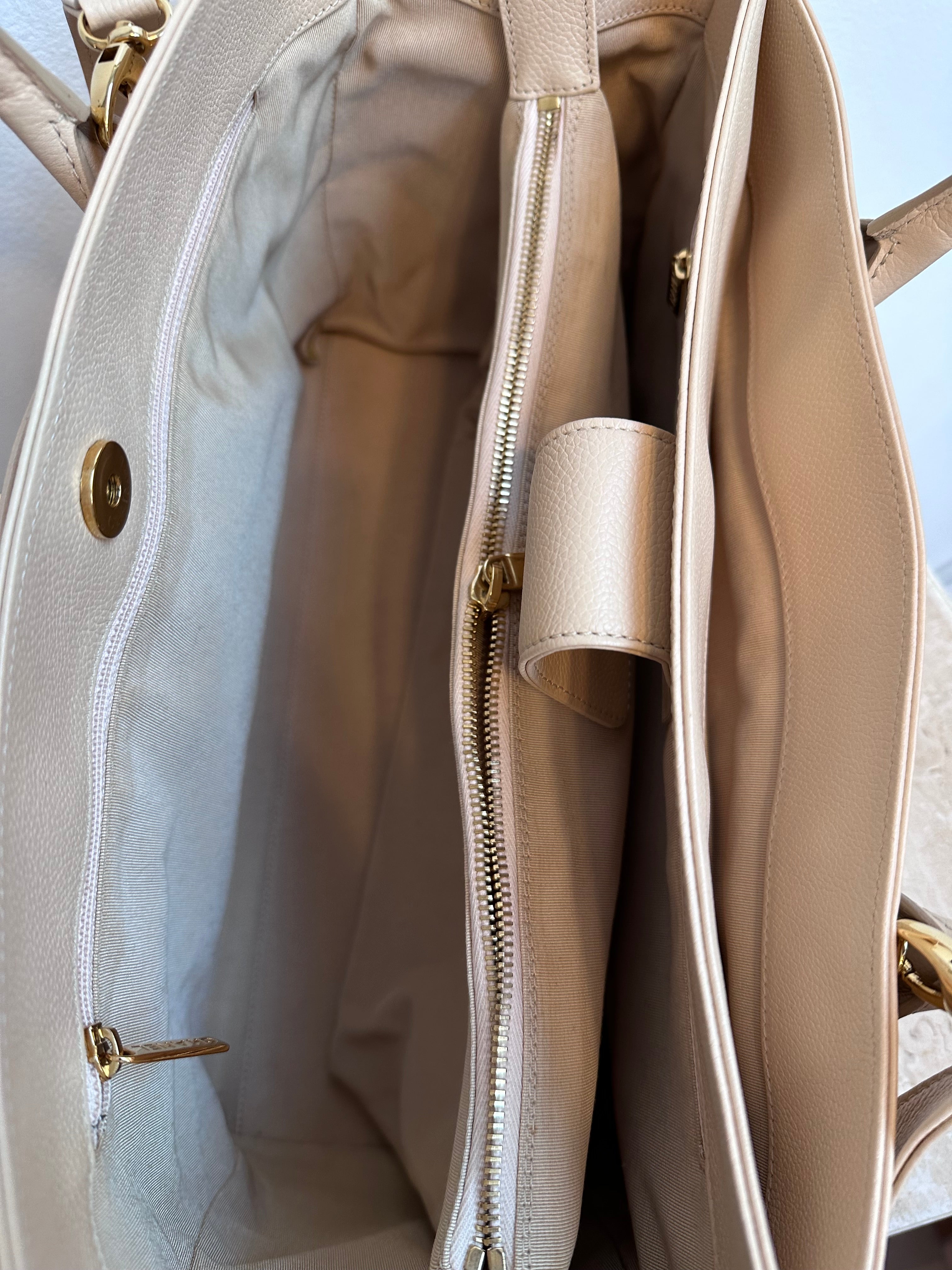 Pre-Owned CHANEL Cream Cerf Medium Executive Tote