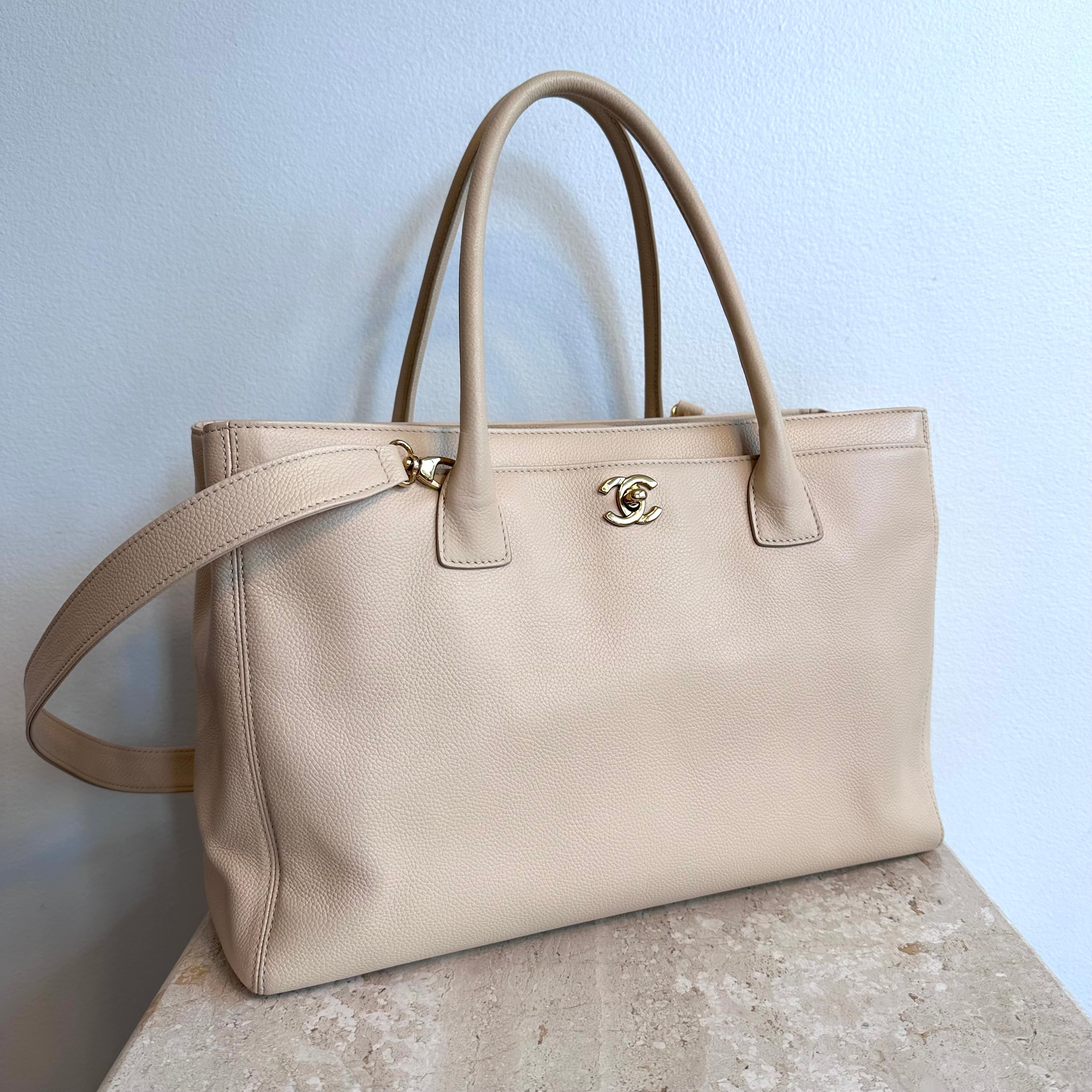 Pre-Owned CHANEL Cream Cerf Medium Executive Tote