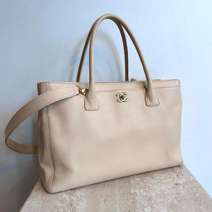Pre-Owned CHANEL Cream Cerf Medium Executive Tote