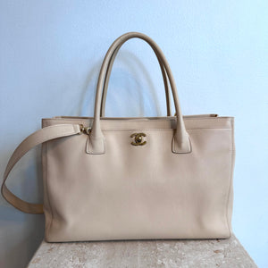 Pre-Owned CHANEL Cream Cerf Medium Executive Tote