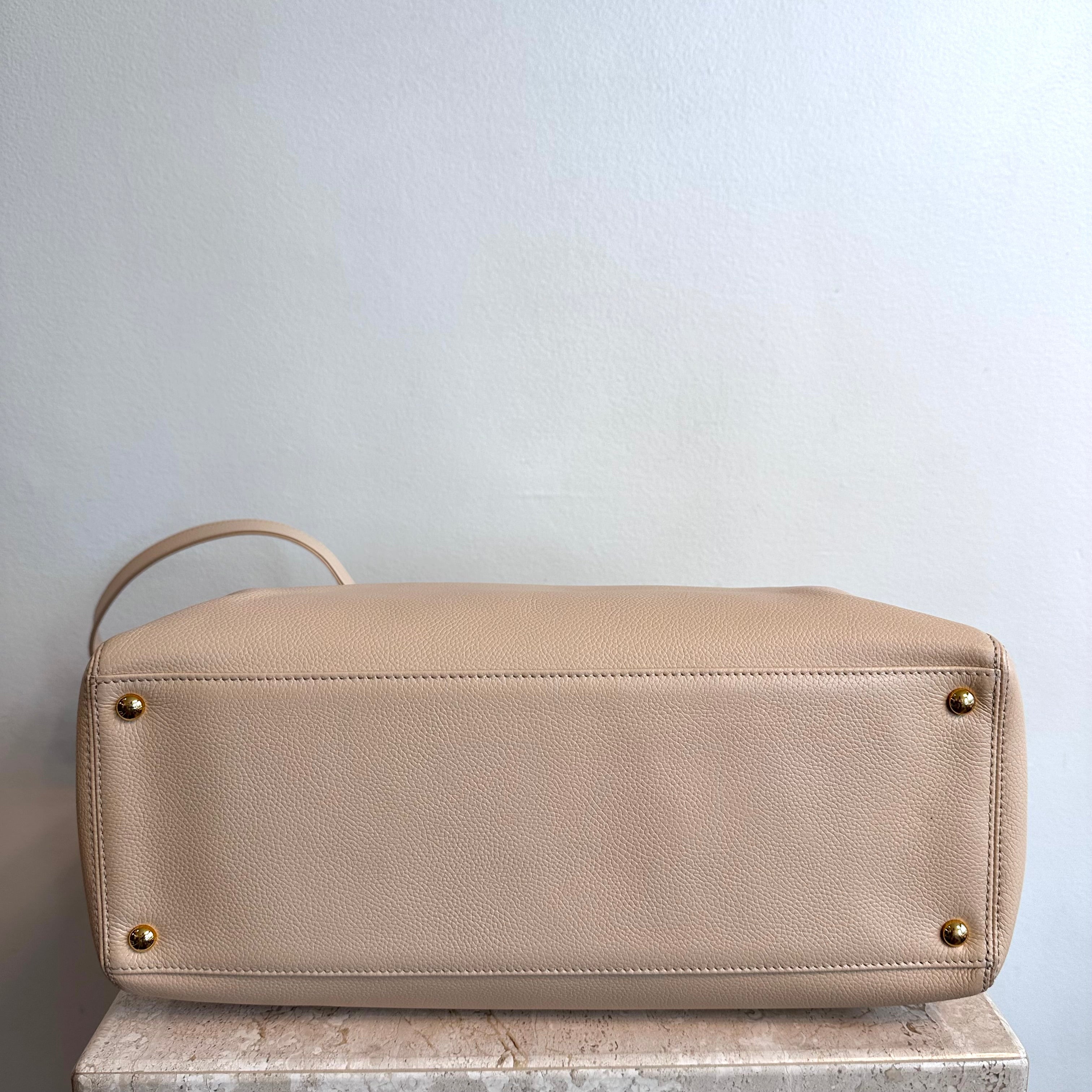 Pre-Owned CHANEL Cream Cerf Medium Executive Tote