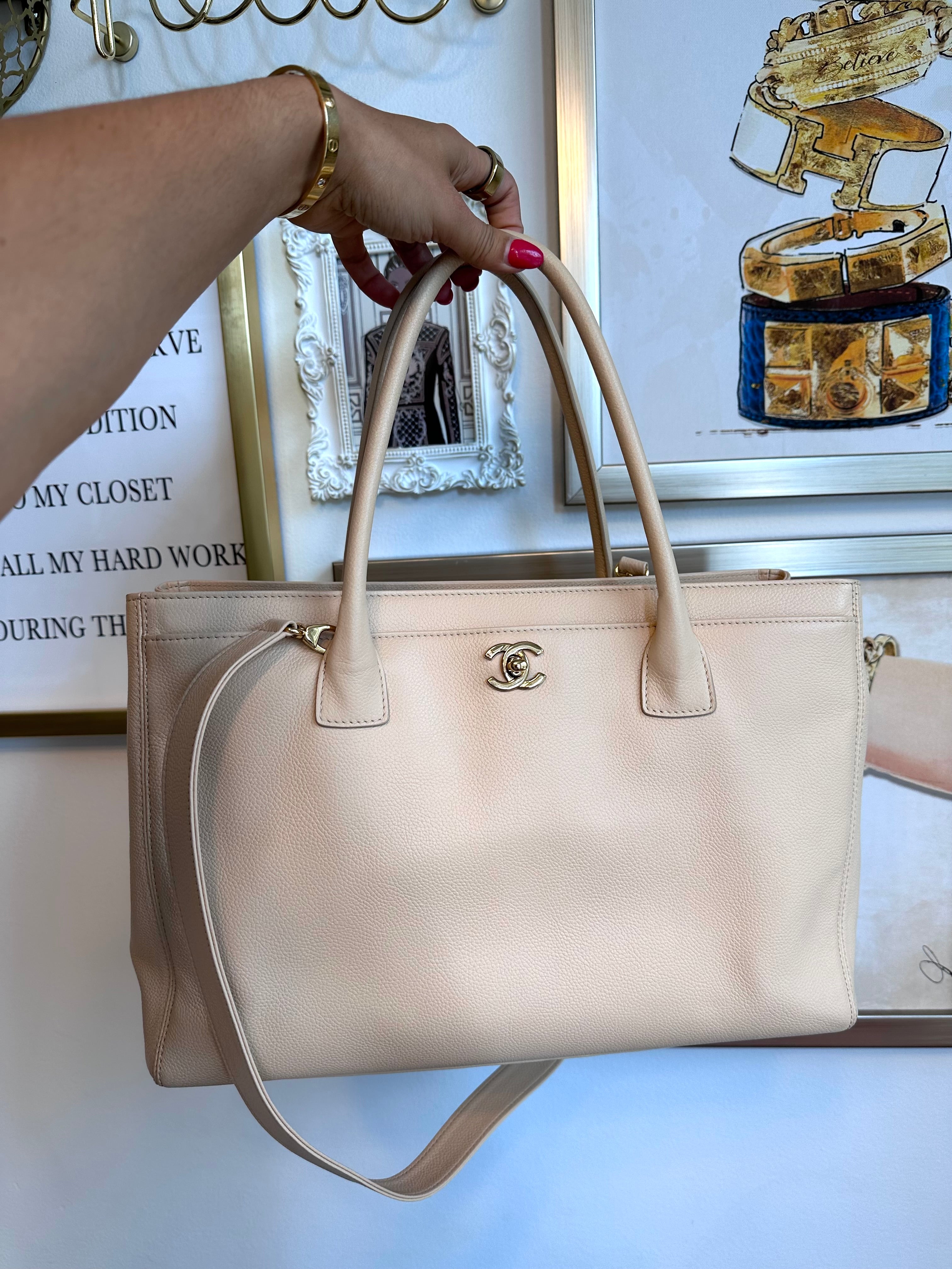 Pre-Owned CHANEL Cream Cerf Medium Executive Tote