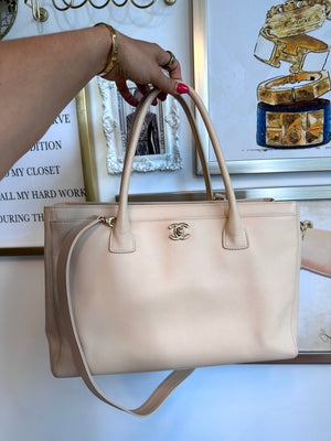 Pre-Owned CHANEL Cream Cerf Medium Executive Tote