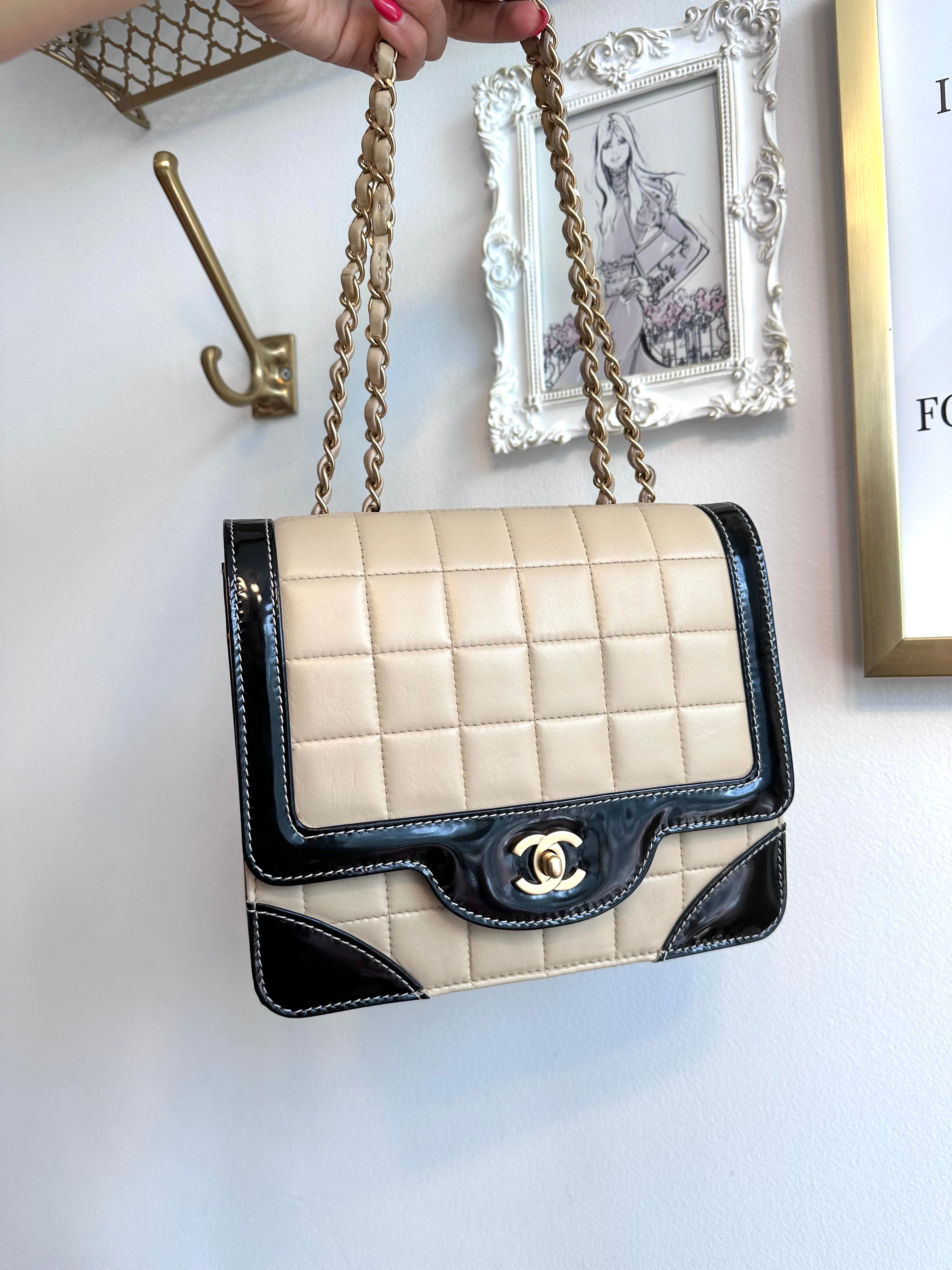 Pre-Owned CHANEL Beige Lambskin Patent Chocolate Bar Flap Bag