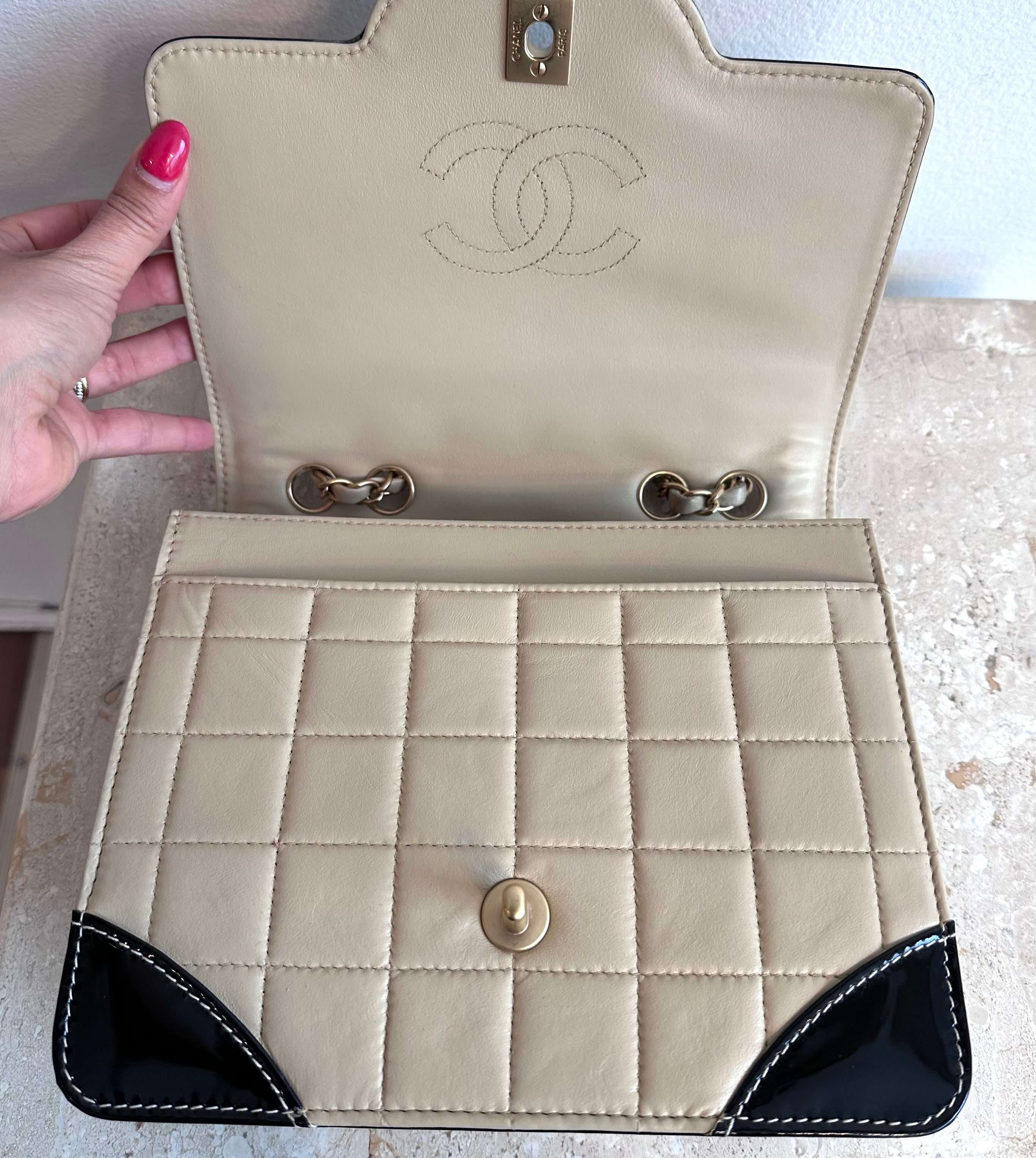 Pre-Owned CHANEL Beige Lambskin Patent Chocolate Bar Flap Bag