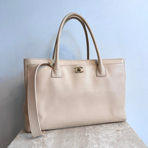 Pre-Owned CHANEL Cream Cerf Medium Executive Tote