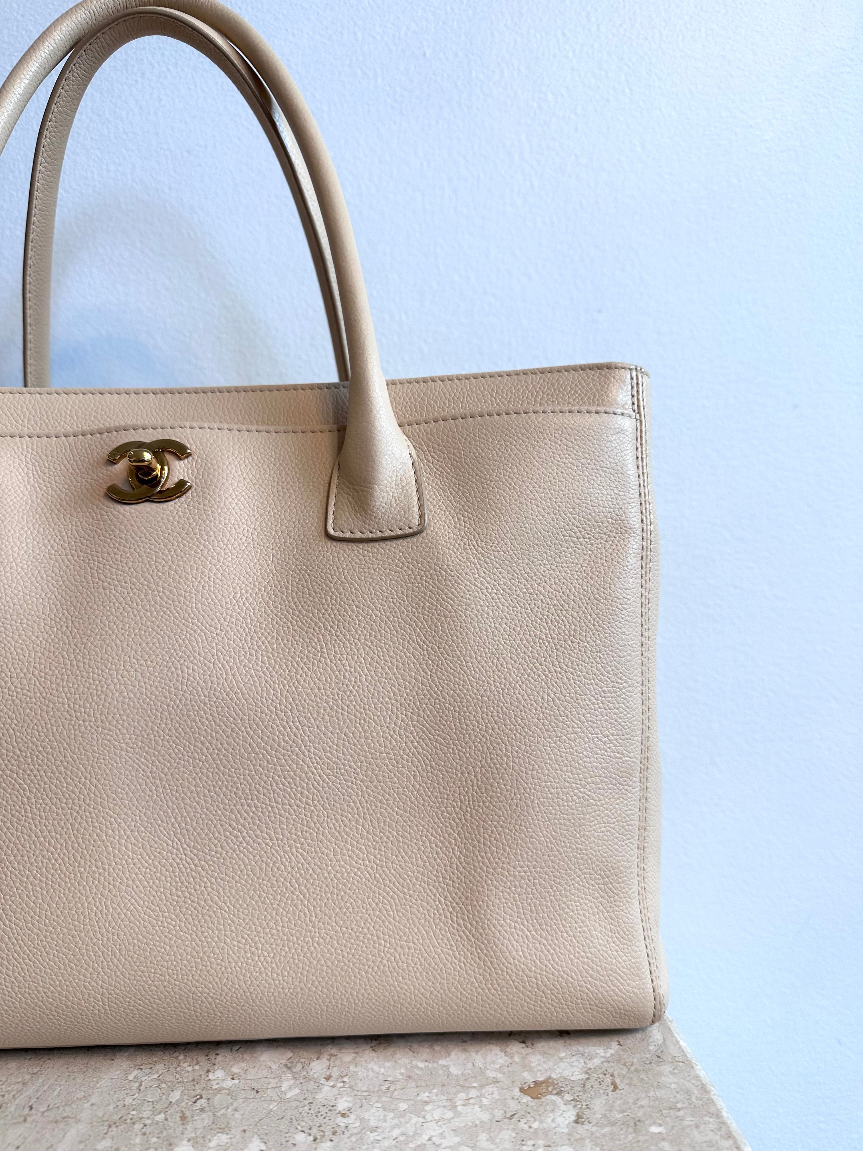 Pre-Owned CHANEL Cream Cerf Medium Executive Tote