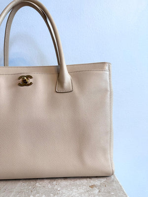Pre-Owned CHANEL Cream Cerf Medium Executive Tote