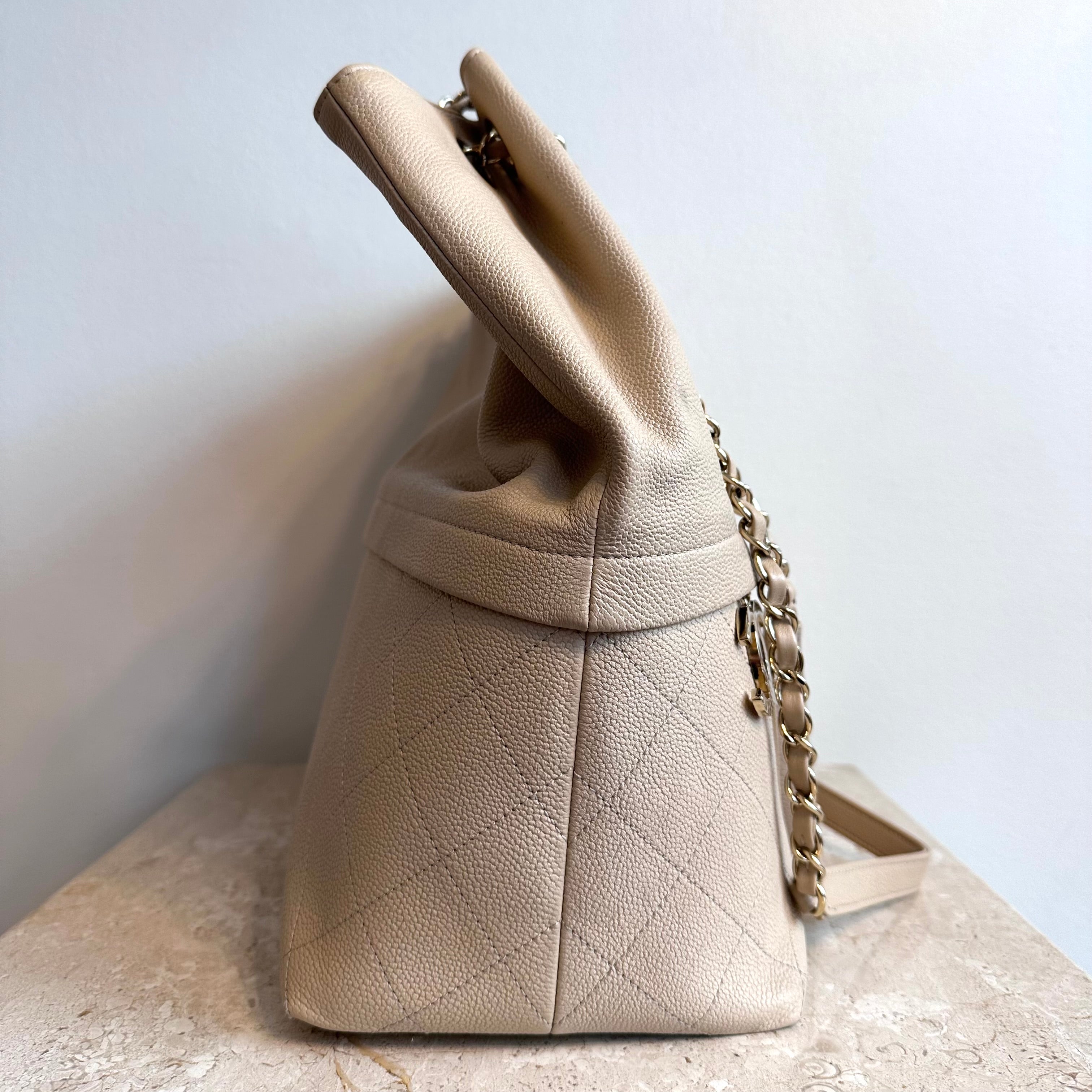 Pre-Owned CHANEL Beige Shoulder Bag
