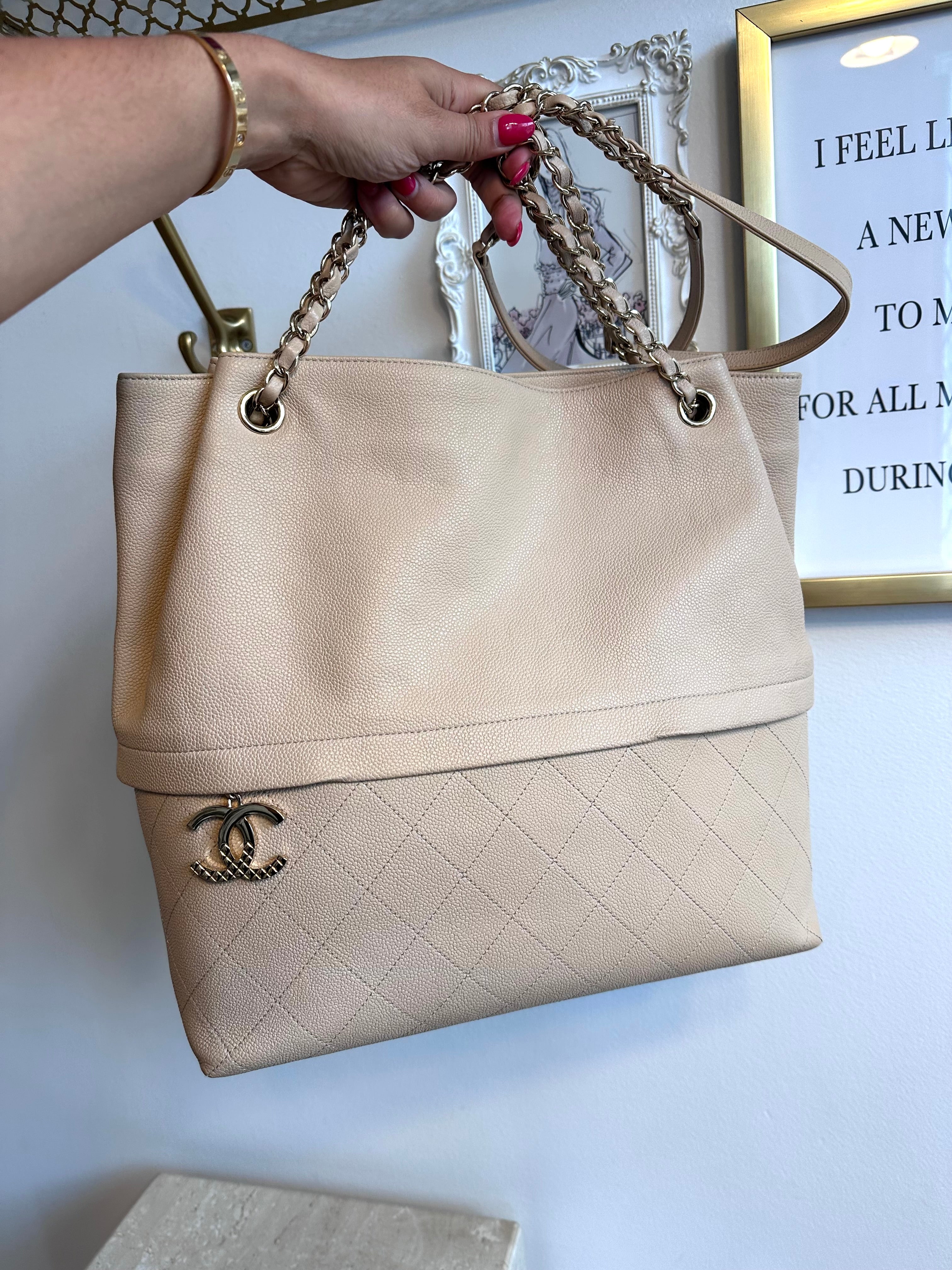 Pre-Owned CHANEL Beige Shoulder Bag