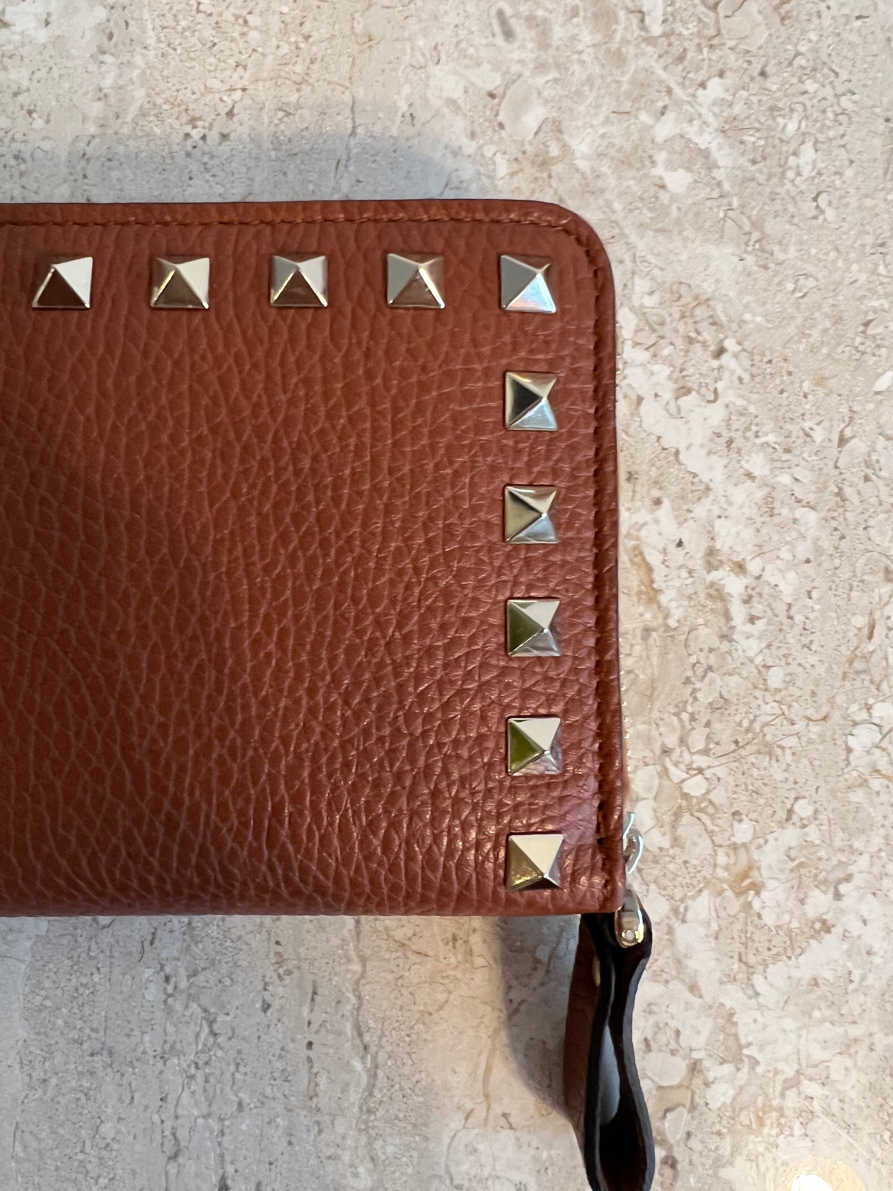 Pre-Owned VALENTINO Brown Leather Rock Stud Zip Wallet