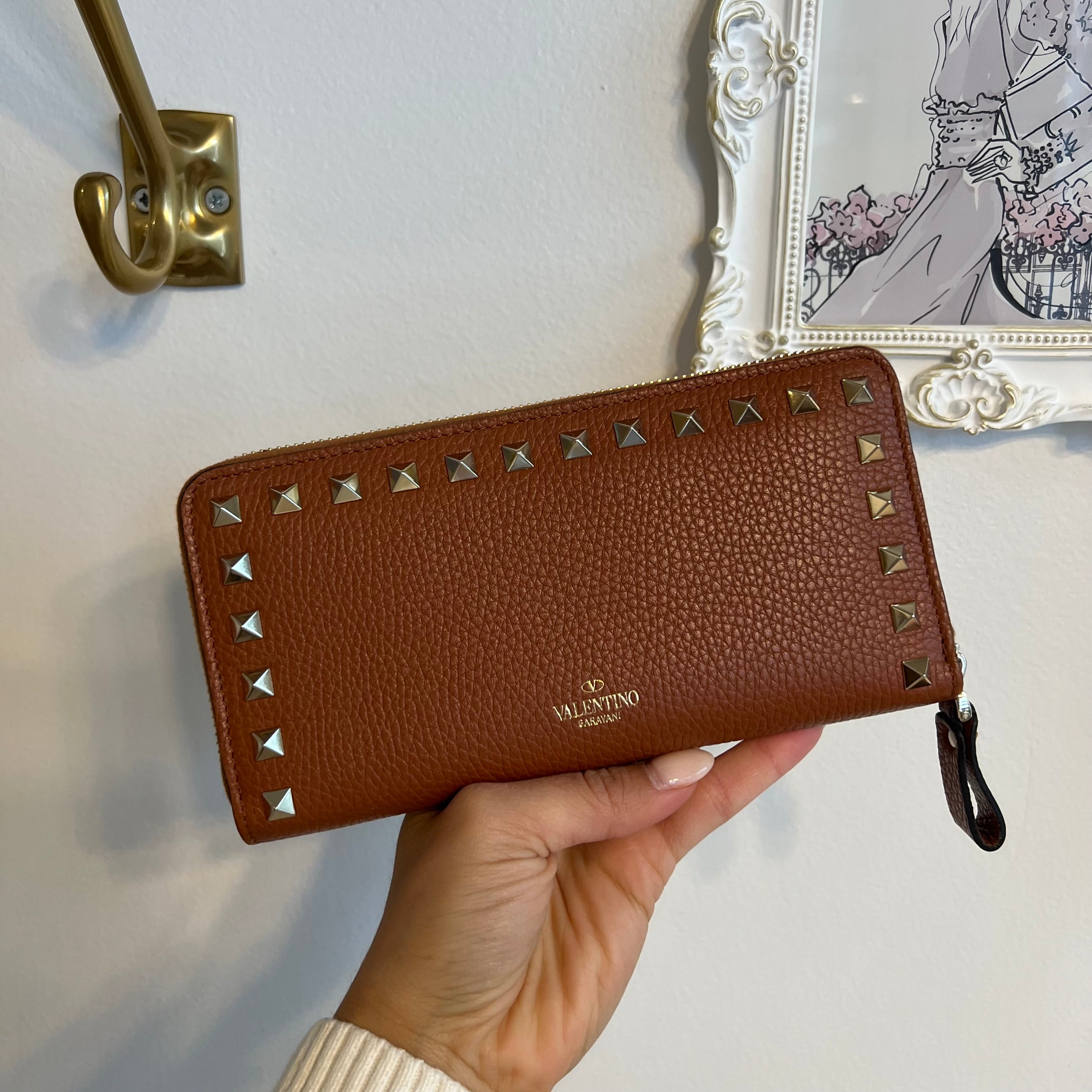 Pre-Owned VALENTINO Brown Leather Rock Stud Zip Wallet