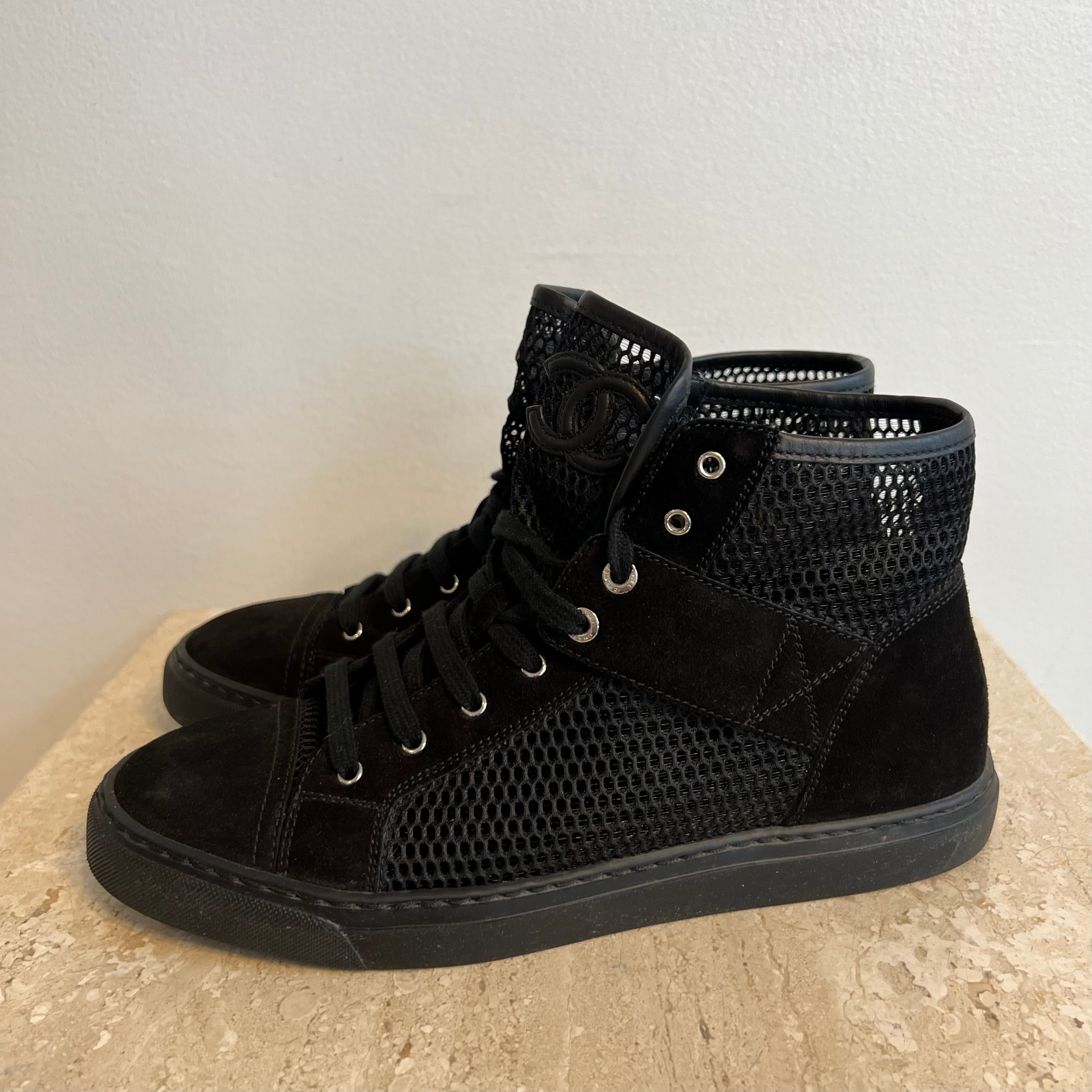 Pre-Owned CHANEL Black Mesh/Suede Sneaker - Size 39