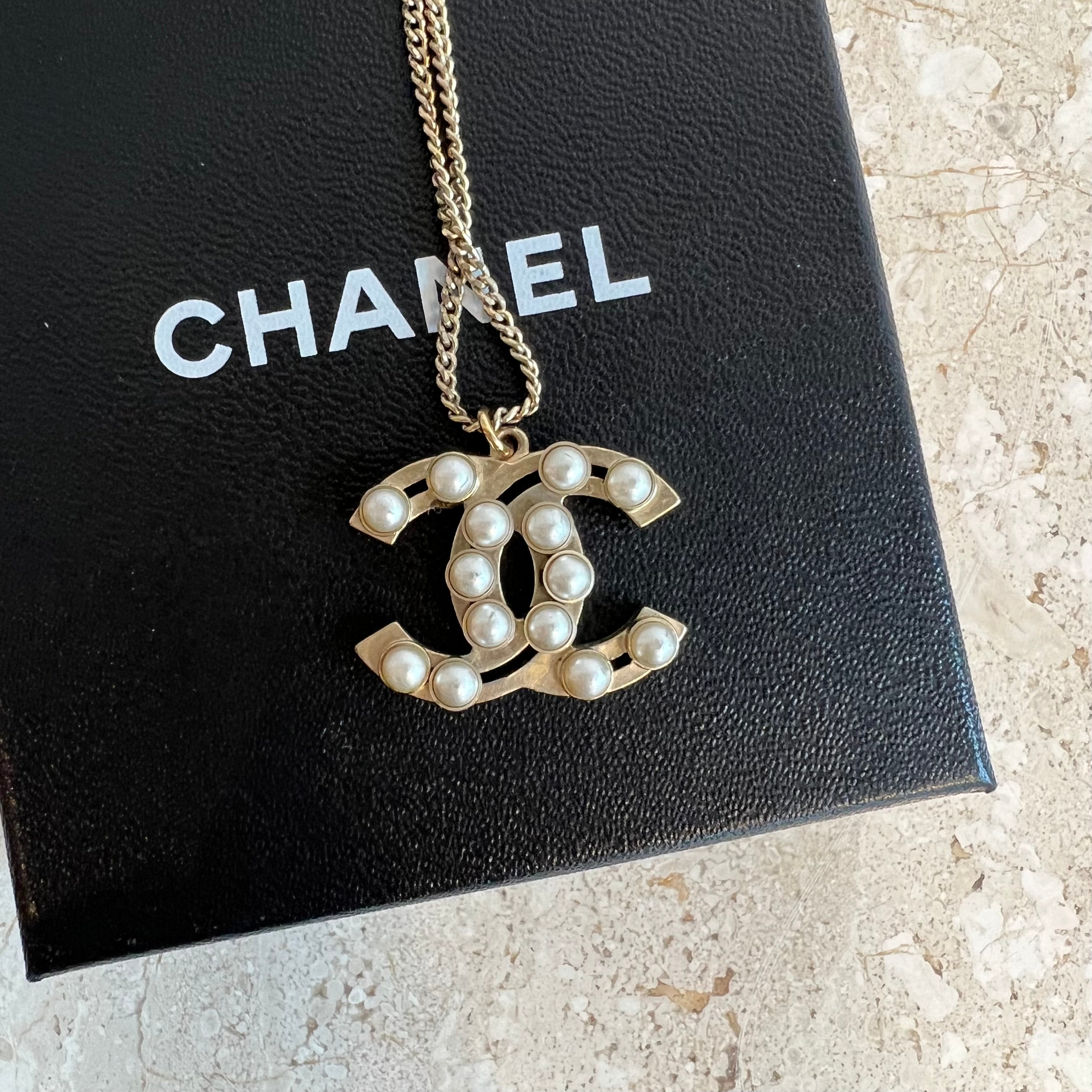 Pre-Owned CHANEL Sliding Pearl CC Necklace