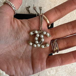 Pre-Owned CHANEL Sliding Pearl CC Necklace