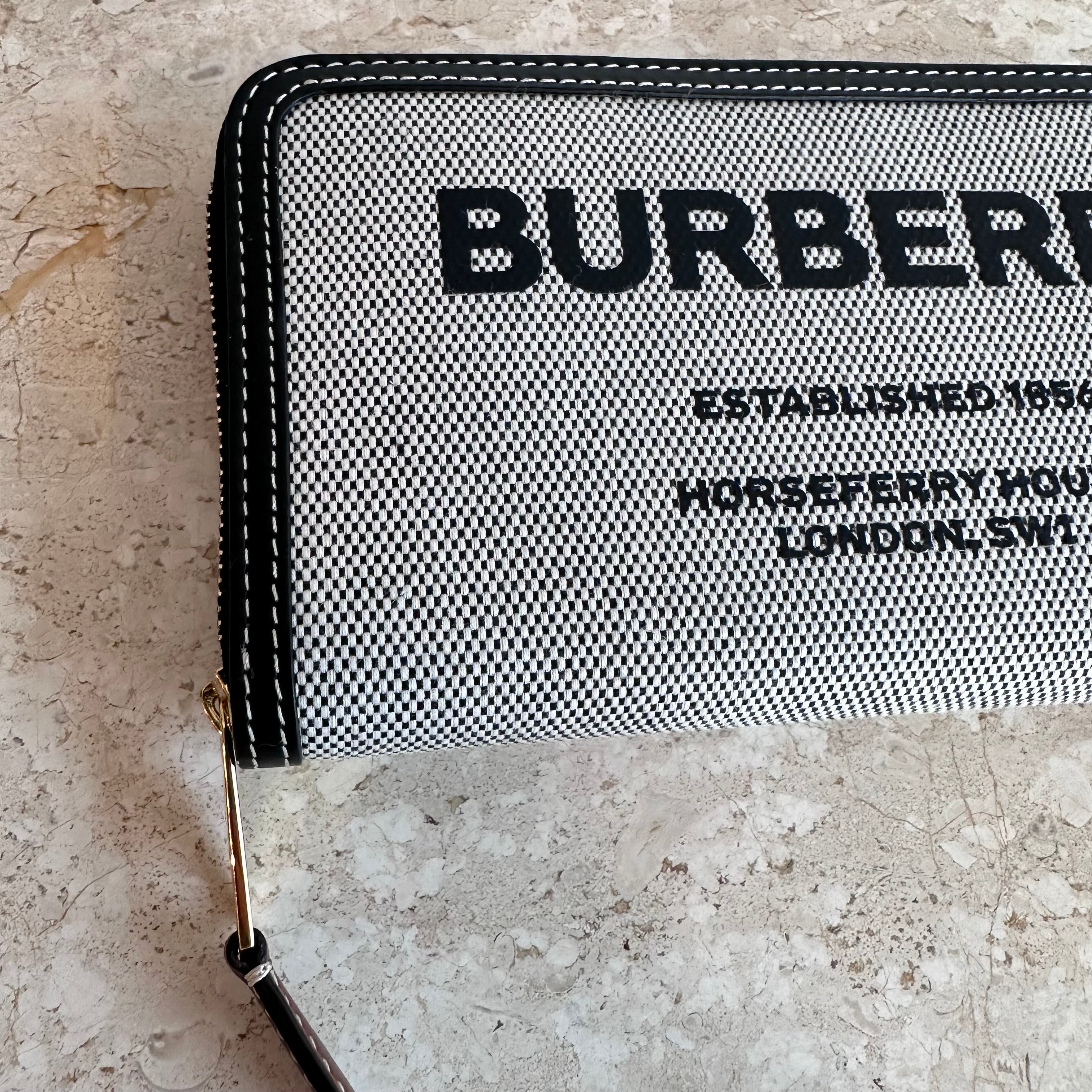 Pre-Owned BURBERRY Black and White Horseferry Print Long Wallet
