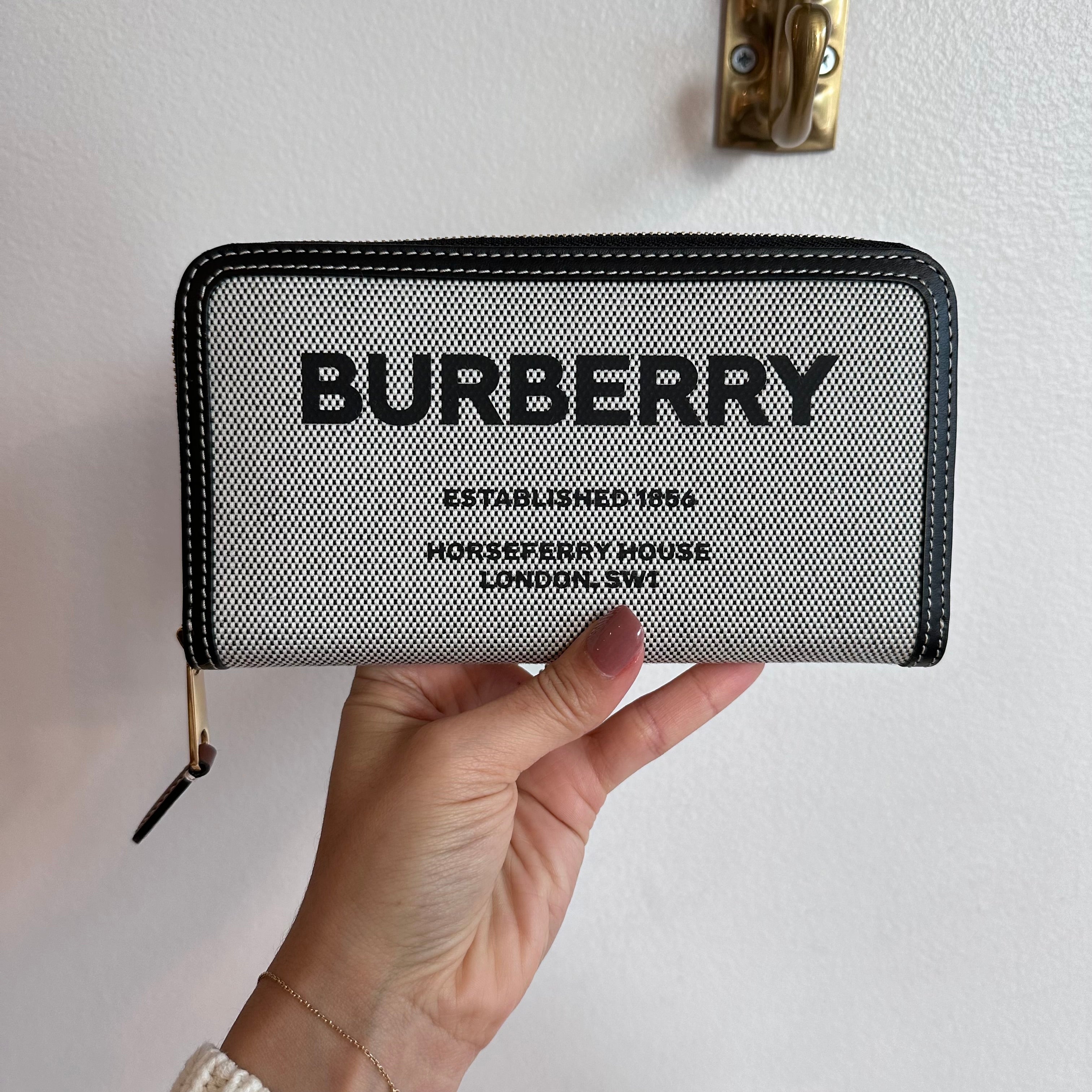 Pre-Owned BURBERRY Black and White Horseferry Print Long Wallet