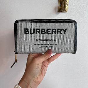 Pre-Owned BURBERRY Black and White Horseferry Print Long Wallet