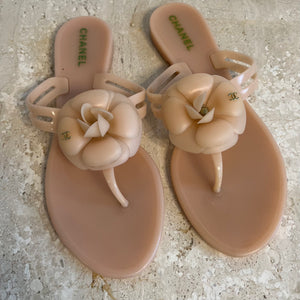 Pre-Owned CHANEL Beige Rubber Camellia Thong Sandals - Size 40