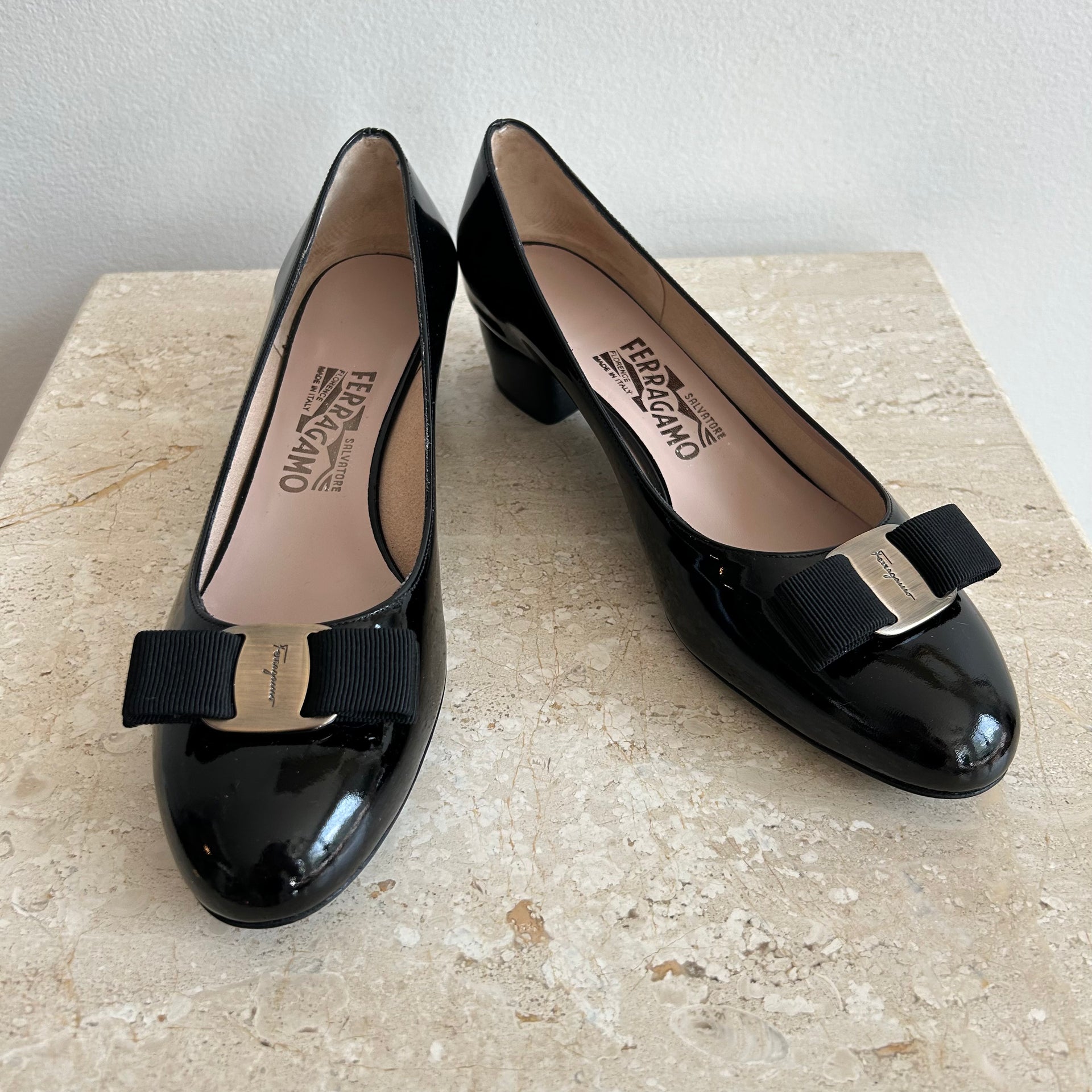Pre-Owned SALVATORE FERRAGAMO Black Patent Vara Pump Size 8.5
