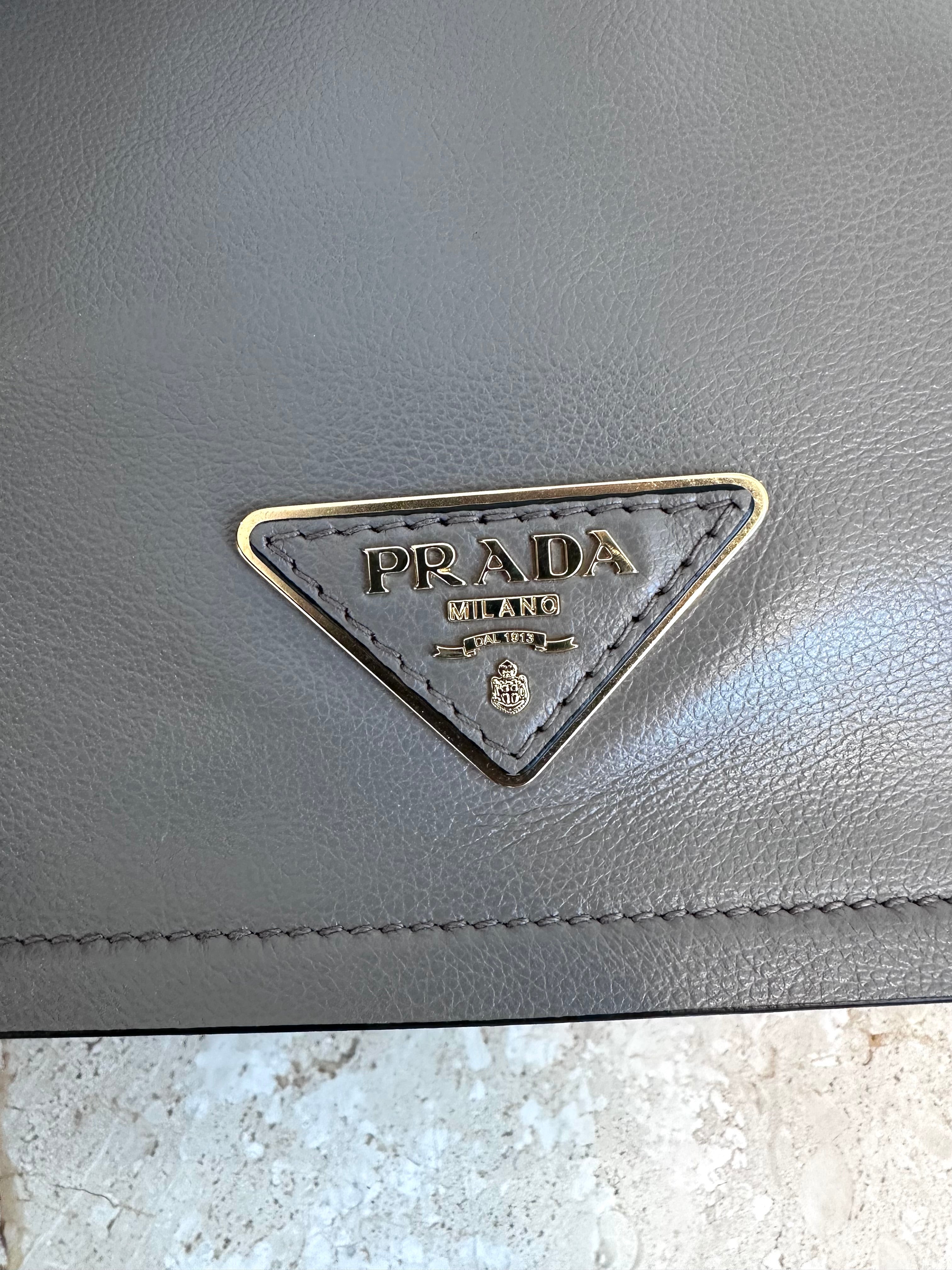 Pre-Owned PRADA Grey Leather Crossbody