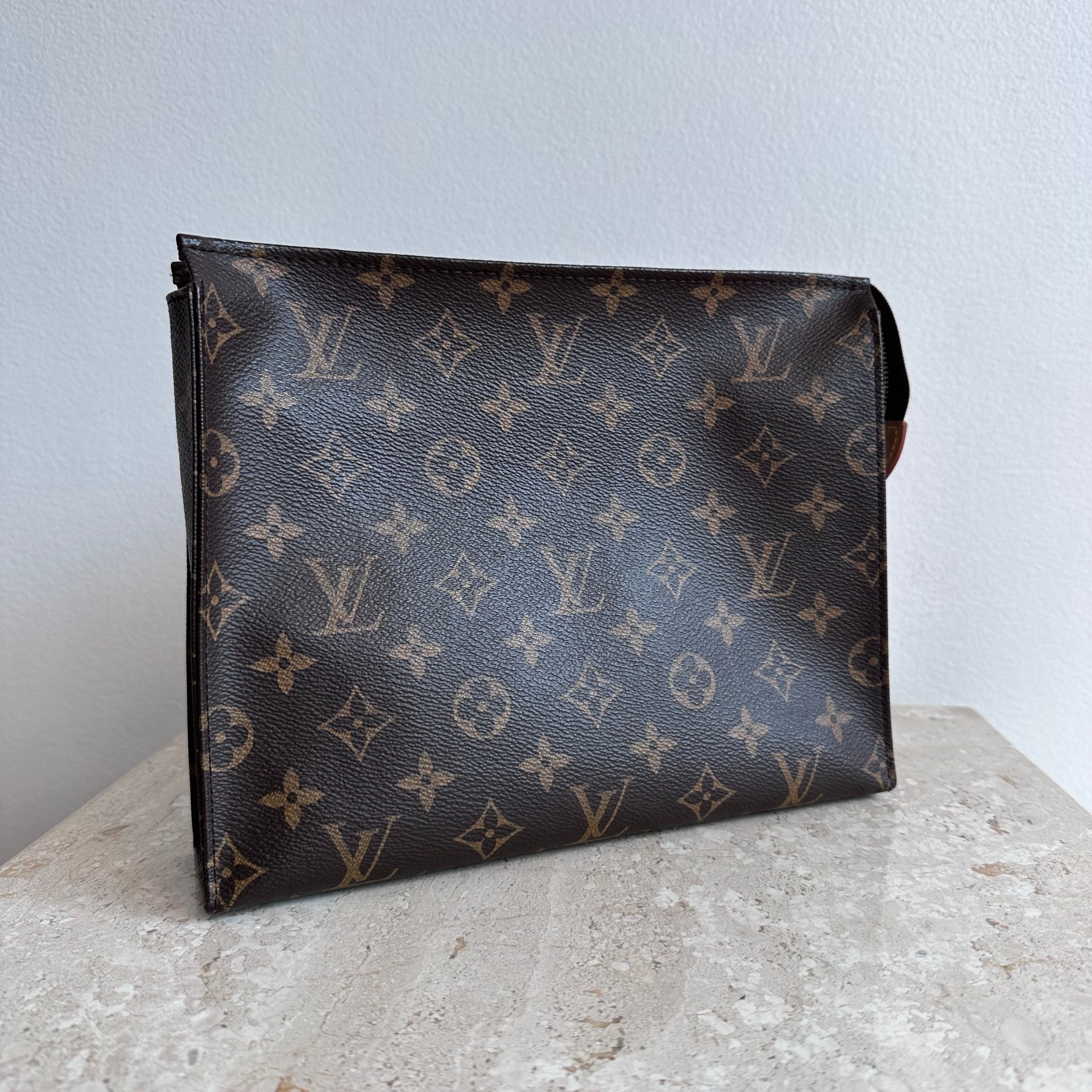 Pre-Owned LOUIS VUITTON Monogram Toiletry 26