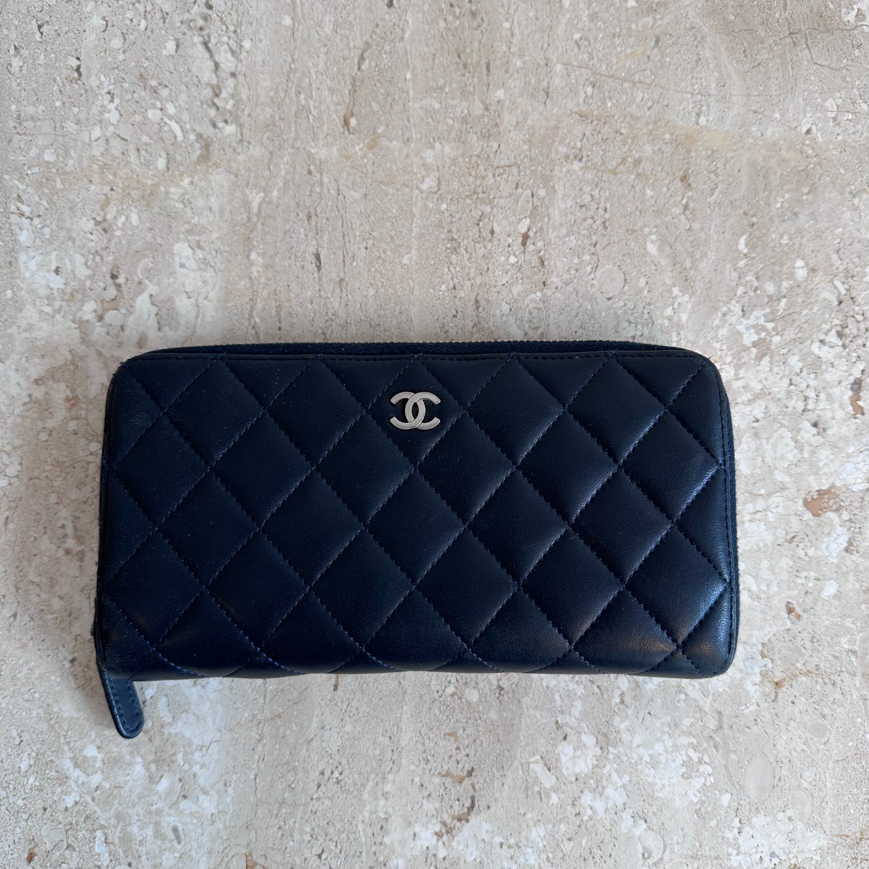 Pre-Owned CHANEL Navy Classic Lambskin Quilted Zip Around Wallet
