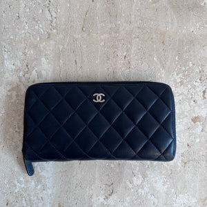 Pre-Owned CHANEL Navy Classic Lambskin Quilted Zip Around Wallet