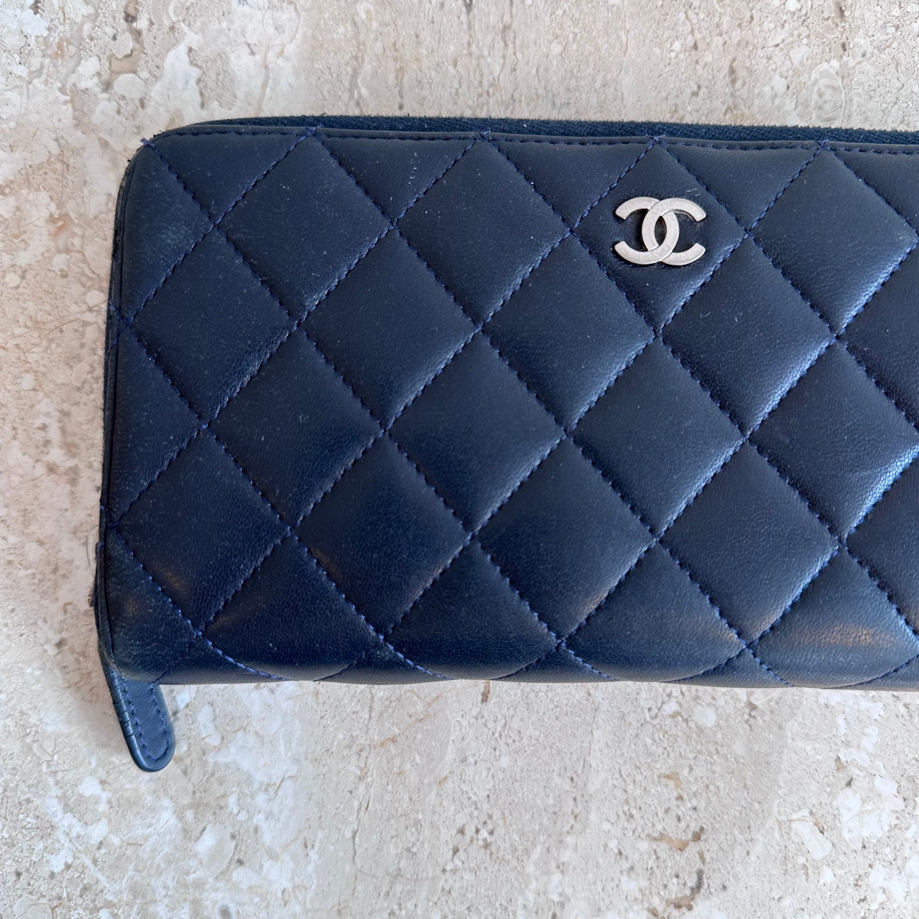 Pre-Owned CHANEL Navy Classic Lambskin Quilted Zip Around Wallet