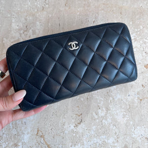 Pre-Owned CHANEL Navy Classic Lambskin Quilted Zip Around Wallet