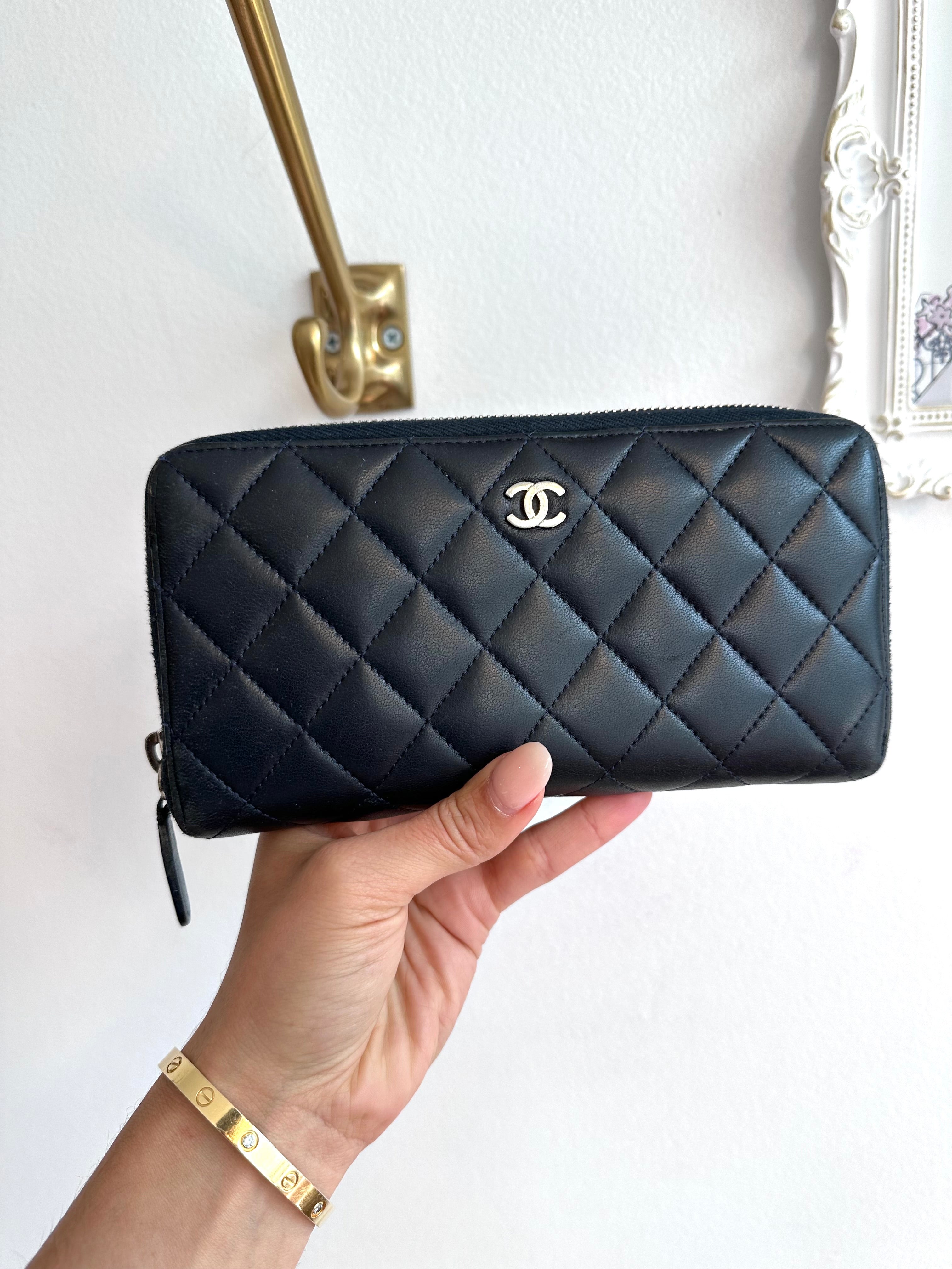 Pre-Owned CHANEL Navy Classic Lambskin Quilted Zip Around Wallet