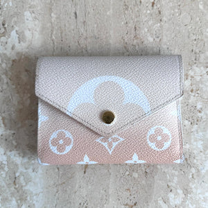 Pre-Owned LOUIS VUITTON Beige/Pink Monogram Giant By The Pool Victorine Wallet