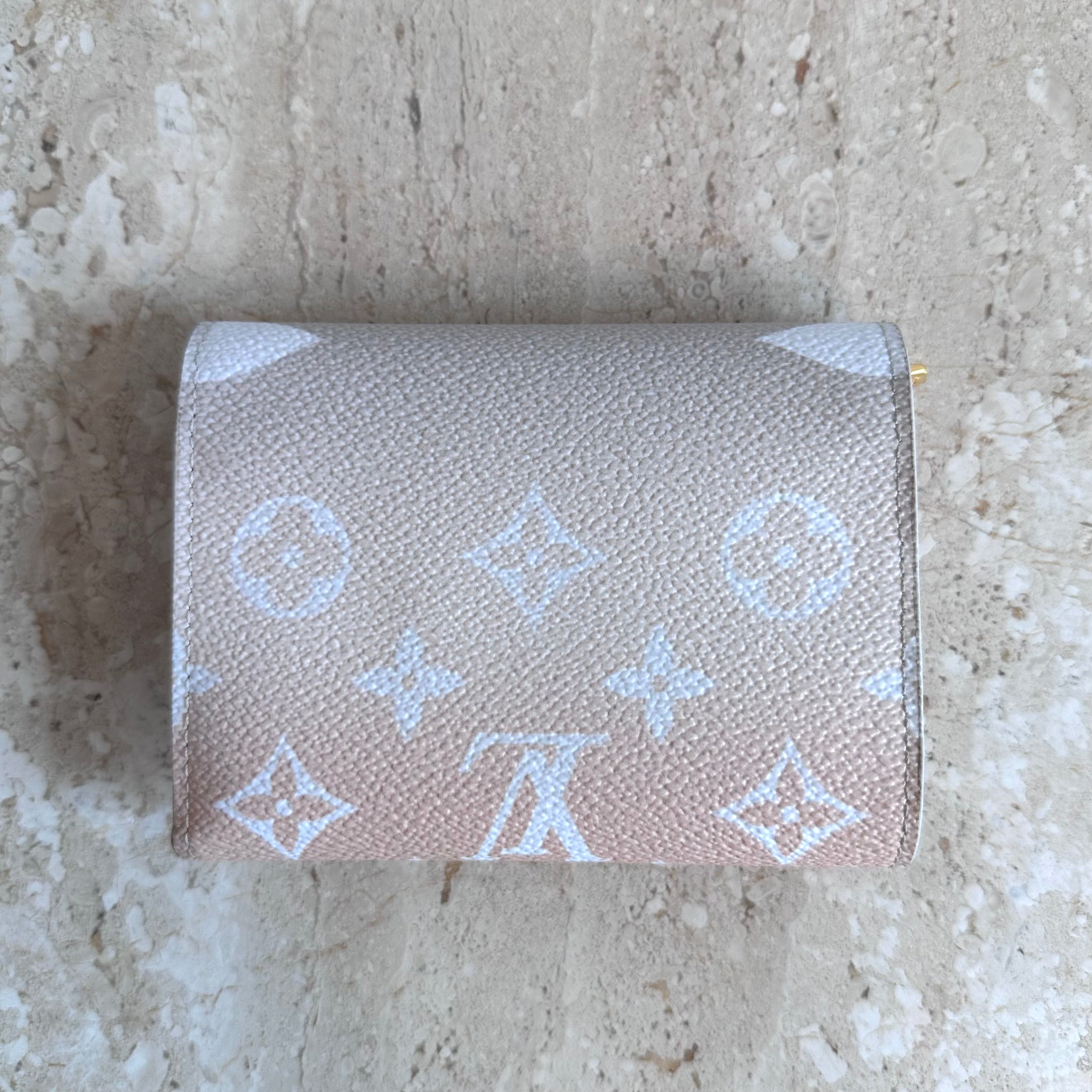 Pre-Owned LOUIS VUITTON Beige/Pink Monogram Giant By The Pool Victorine Wallet